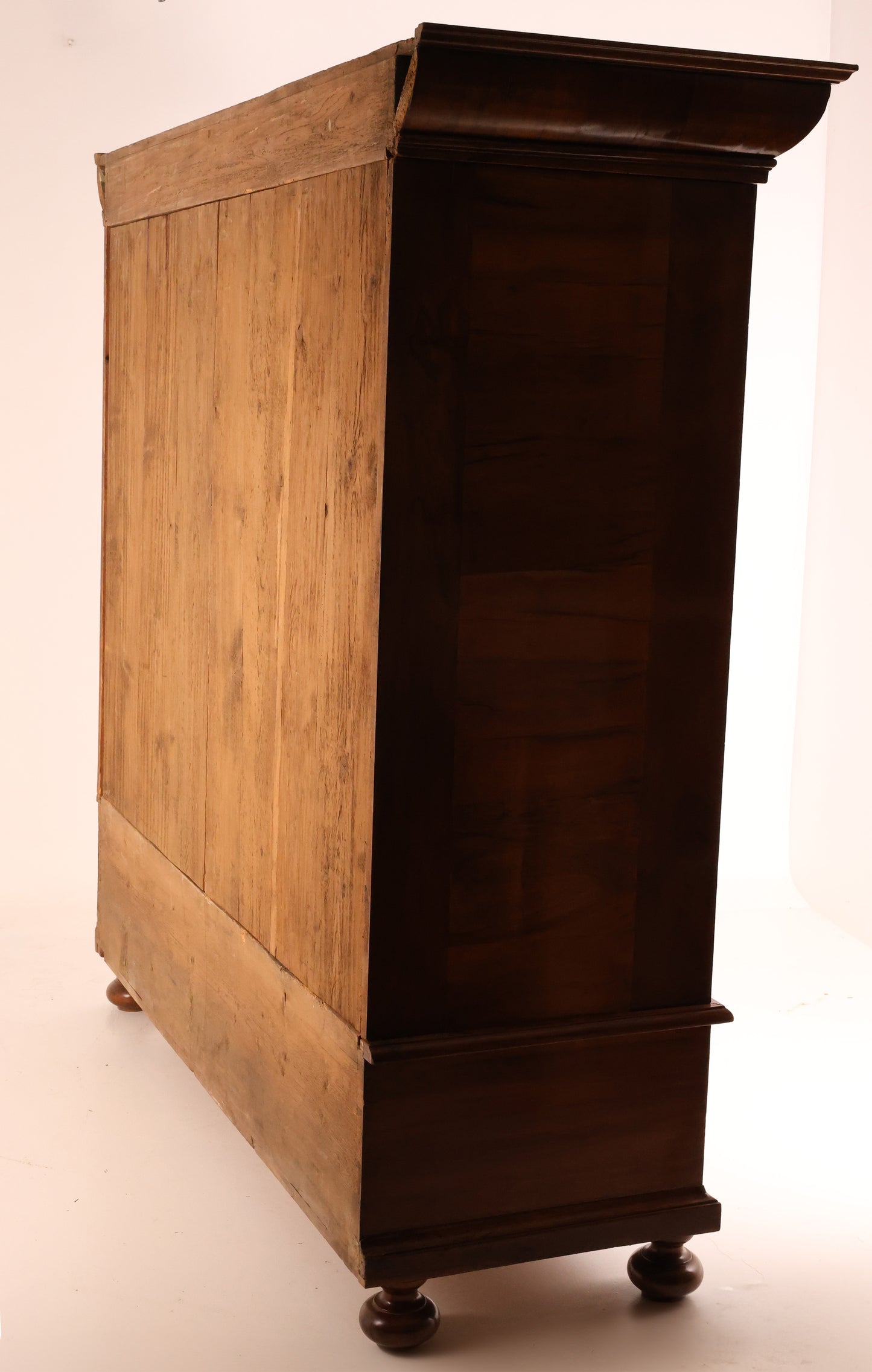 Barocker Dielenschrank in Nussbaum um 1770