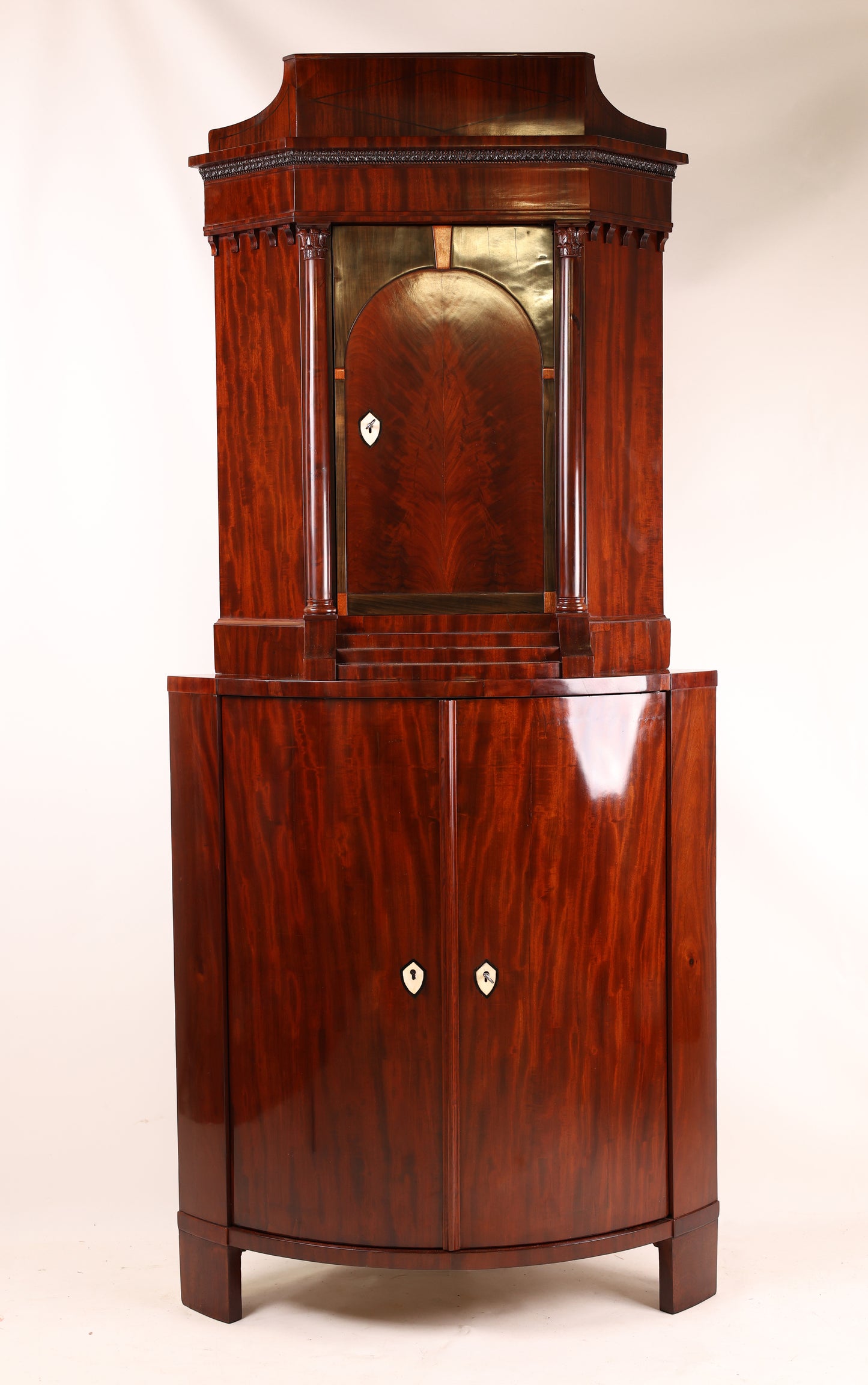 Empire Eckschrank in Mahagoni Dänemark FR um 1810