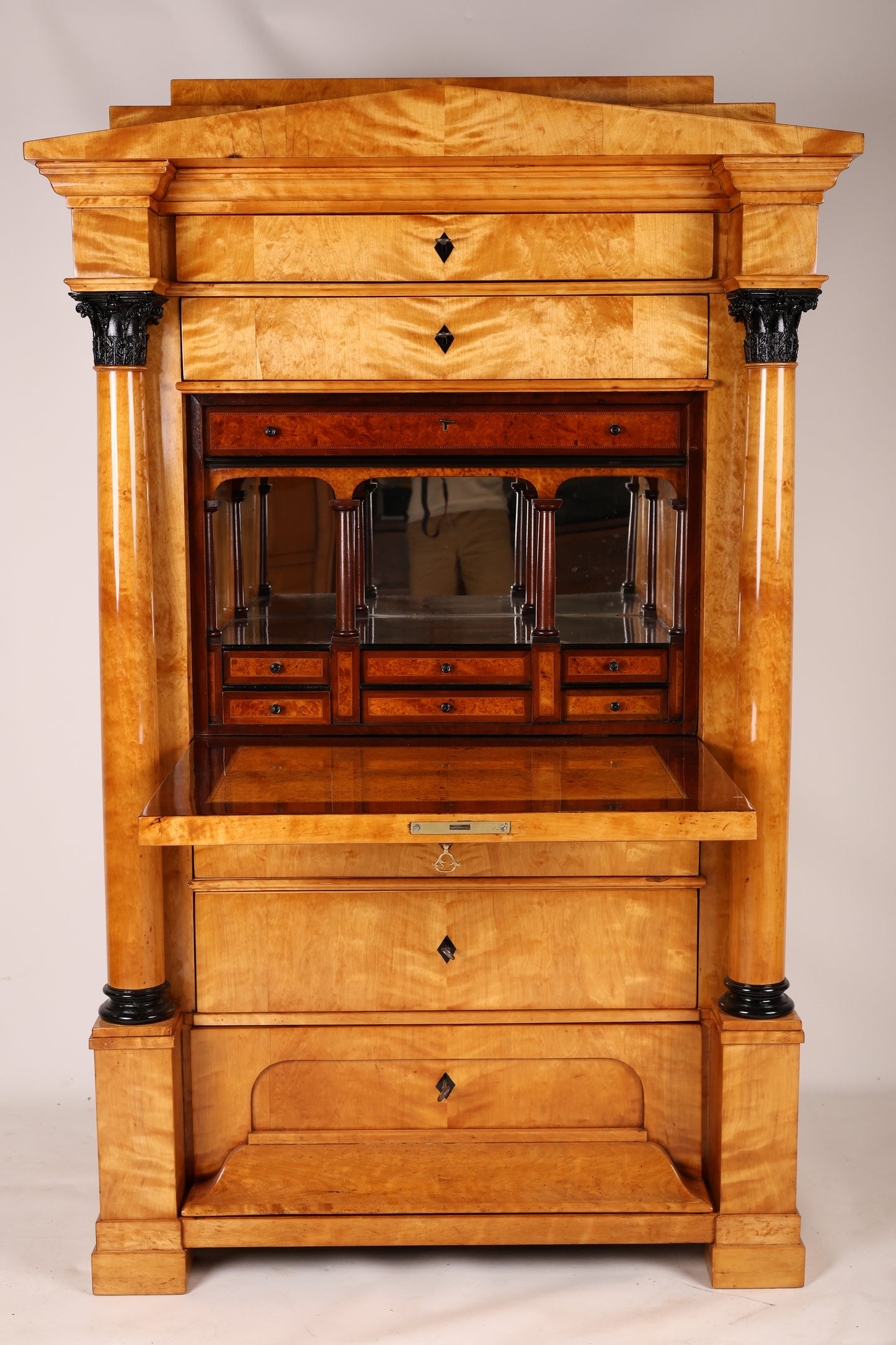 Biedermeier Sekretär mit Vollsäulen in Birke um 1820