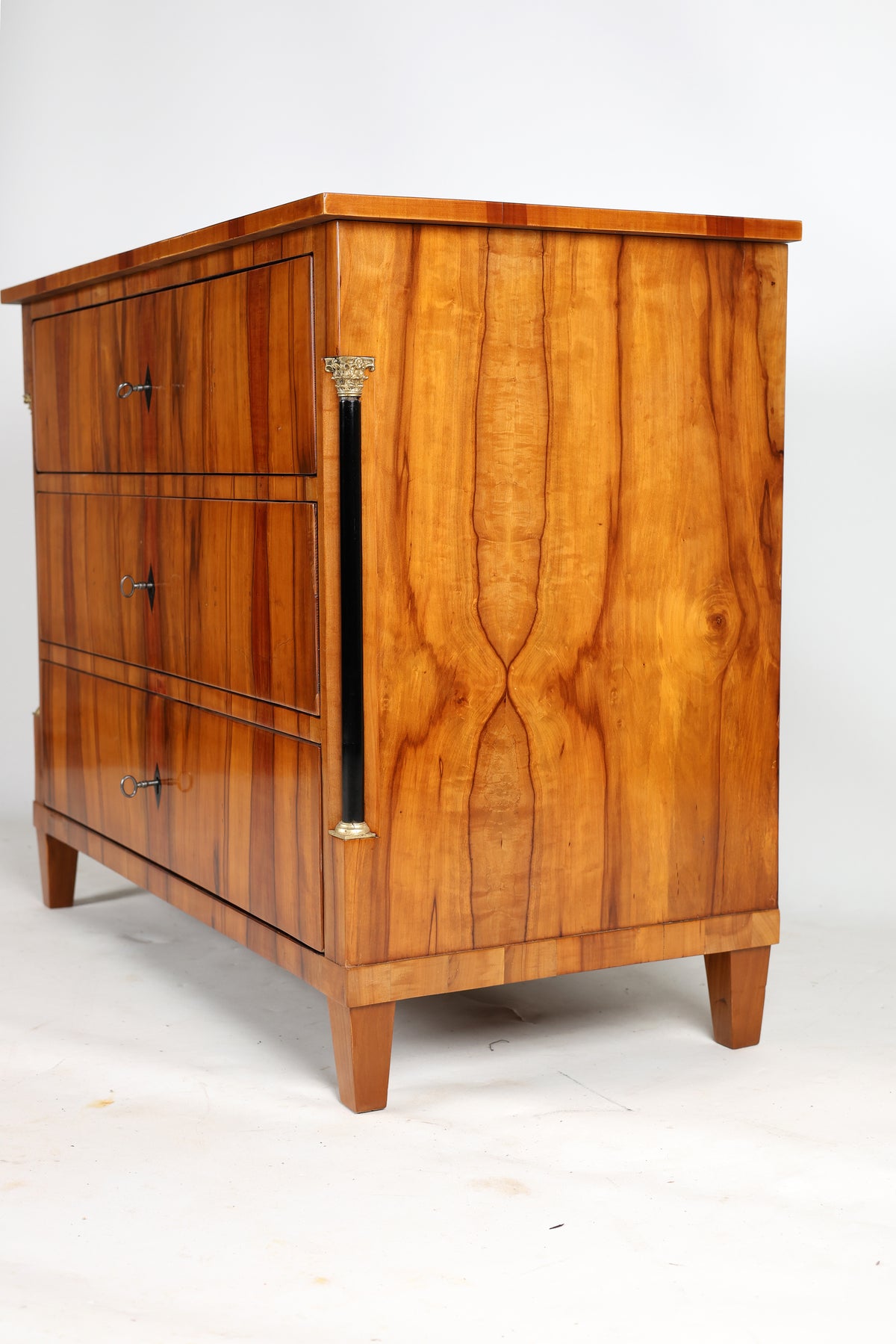 Seltene Biedermeierkommode in Apfel furniert mit Halbsäulen um 1820