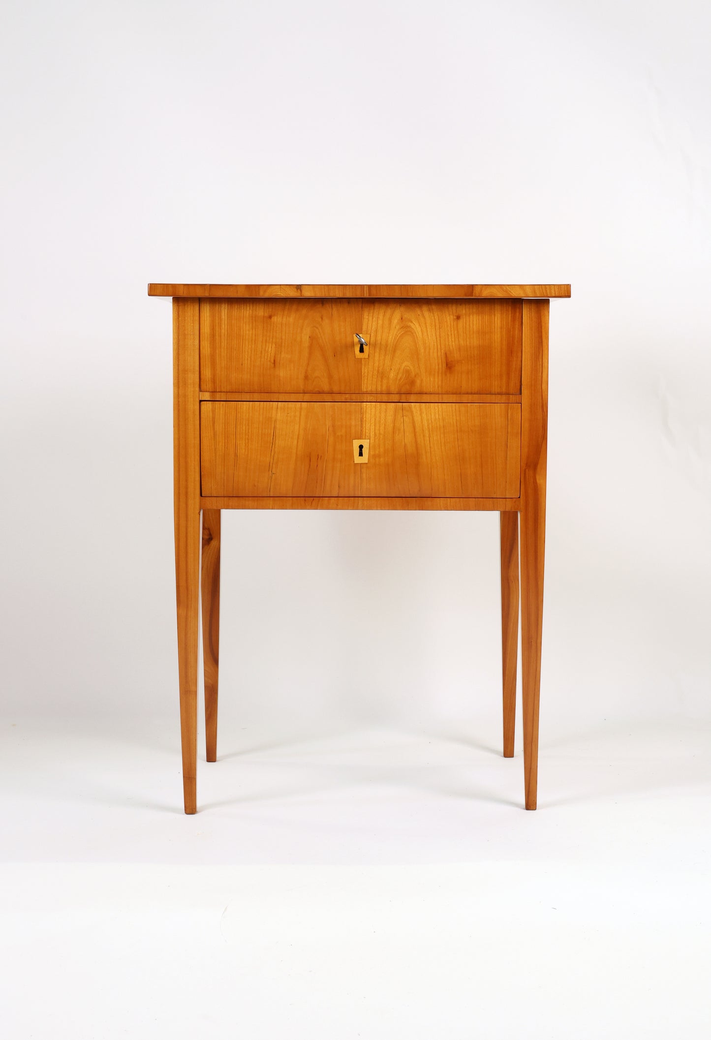 Beistelltisch Biedermeier in Kirschbaum um 1830