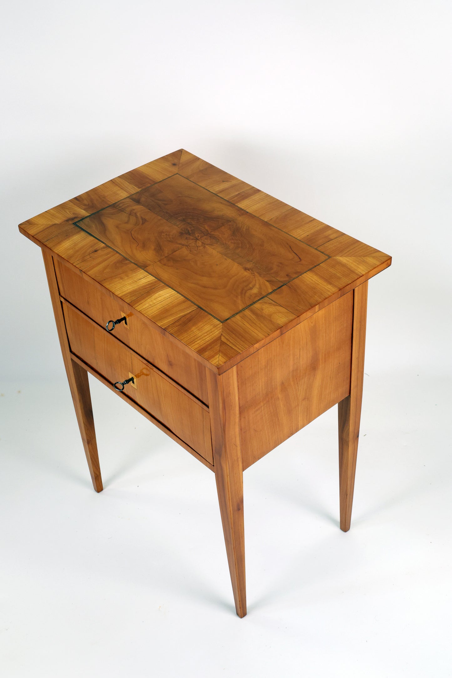 Beistelltisch Biedermeier in Kirschbaum um 1830