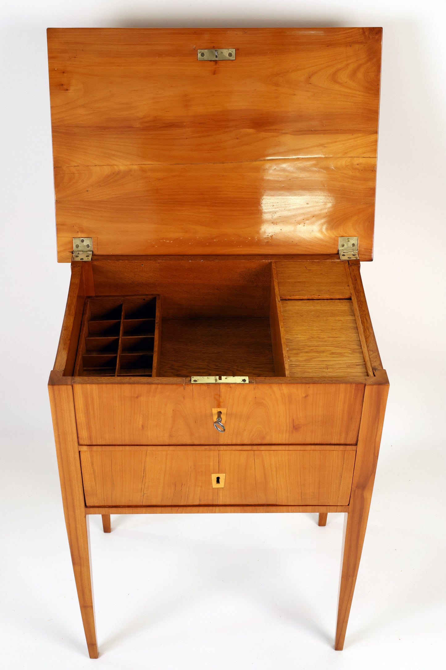 Beistelltisch Biedermeier in Kirschbaum um 1830