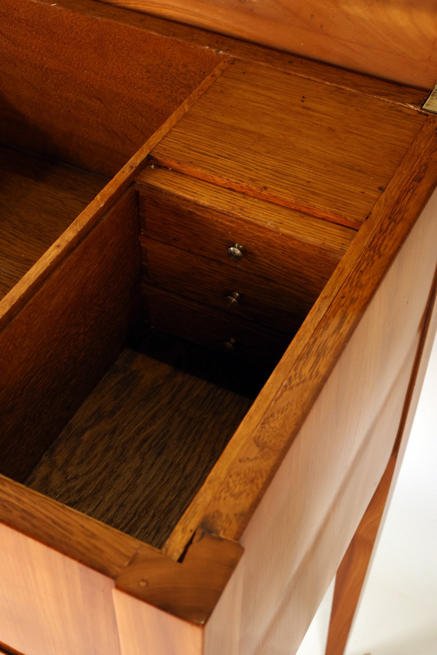 Beistelltisch Biedermeier in Kirschbaum um 1830