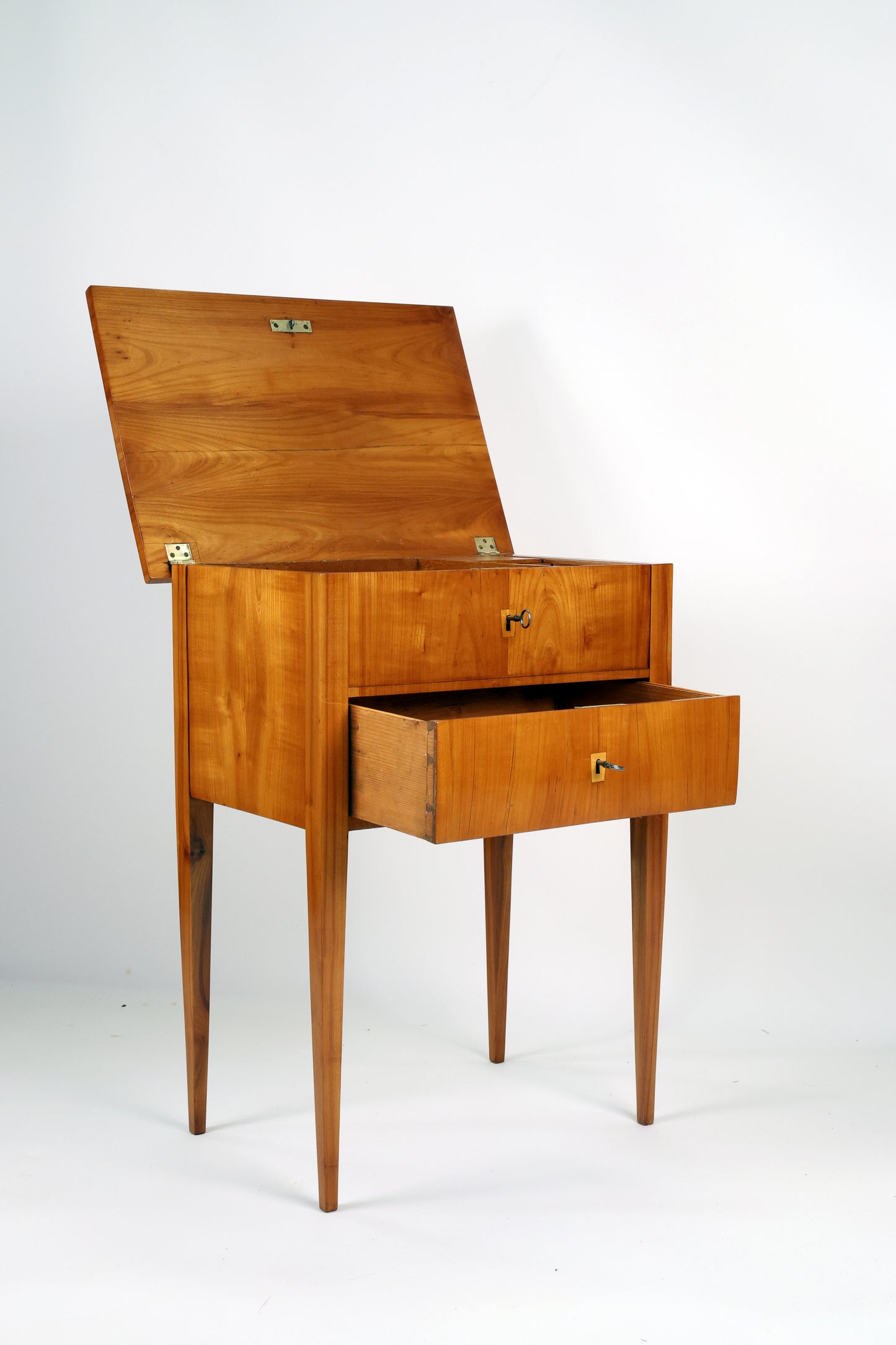 Beistelltisch Biedermeier in Kirschbaum um 1830