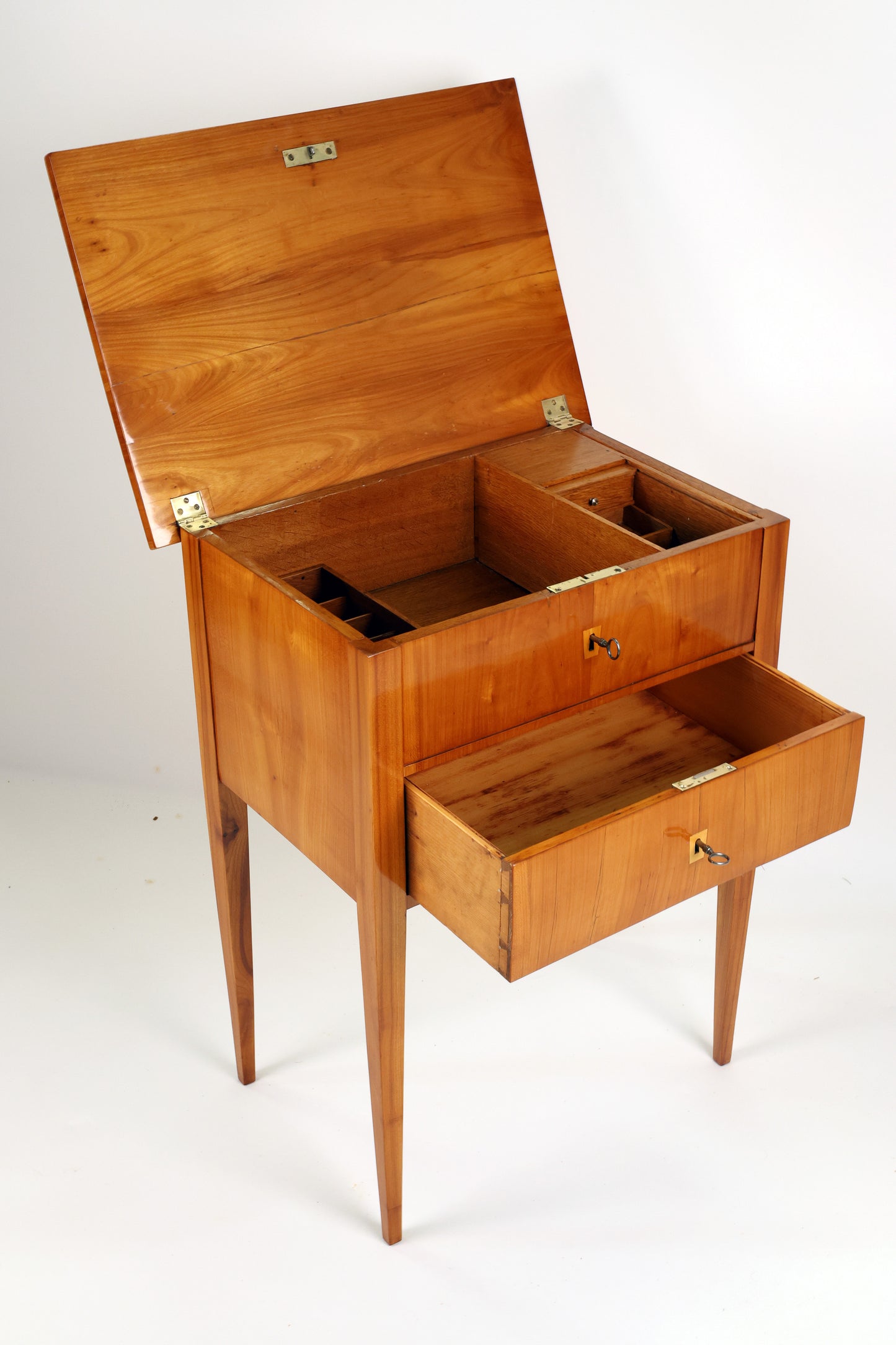 Beistelltisch Biedermeier in Kirschbaum um 1830