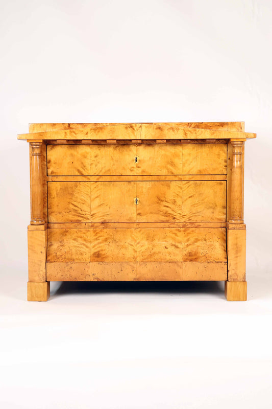 Biedermeierkommode in Birke mit Vollsäulen Verkauft