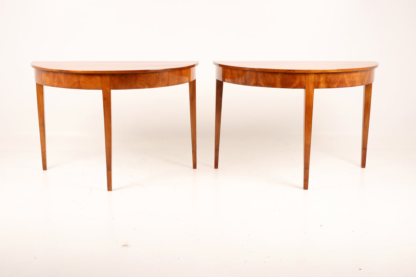 Ein Paar Demi Lune Tische des Biedermeier