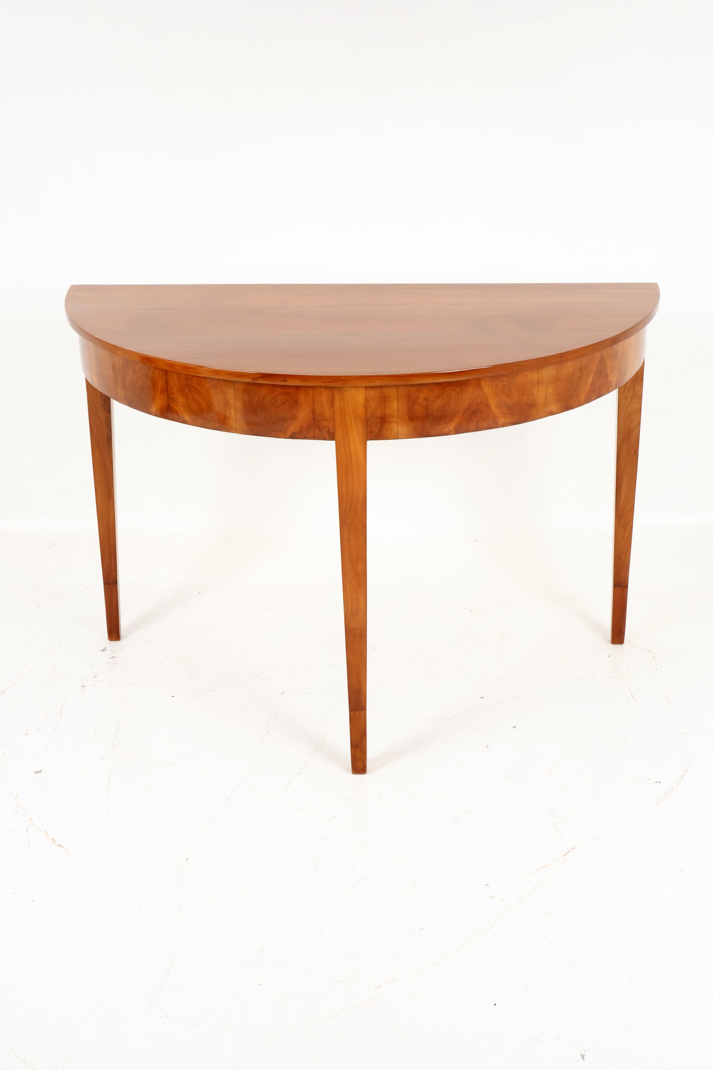 Ein Paar Demi Lune Tische des Biedermeier