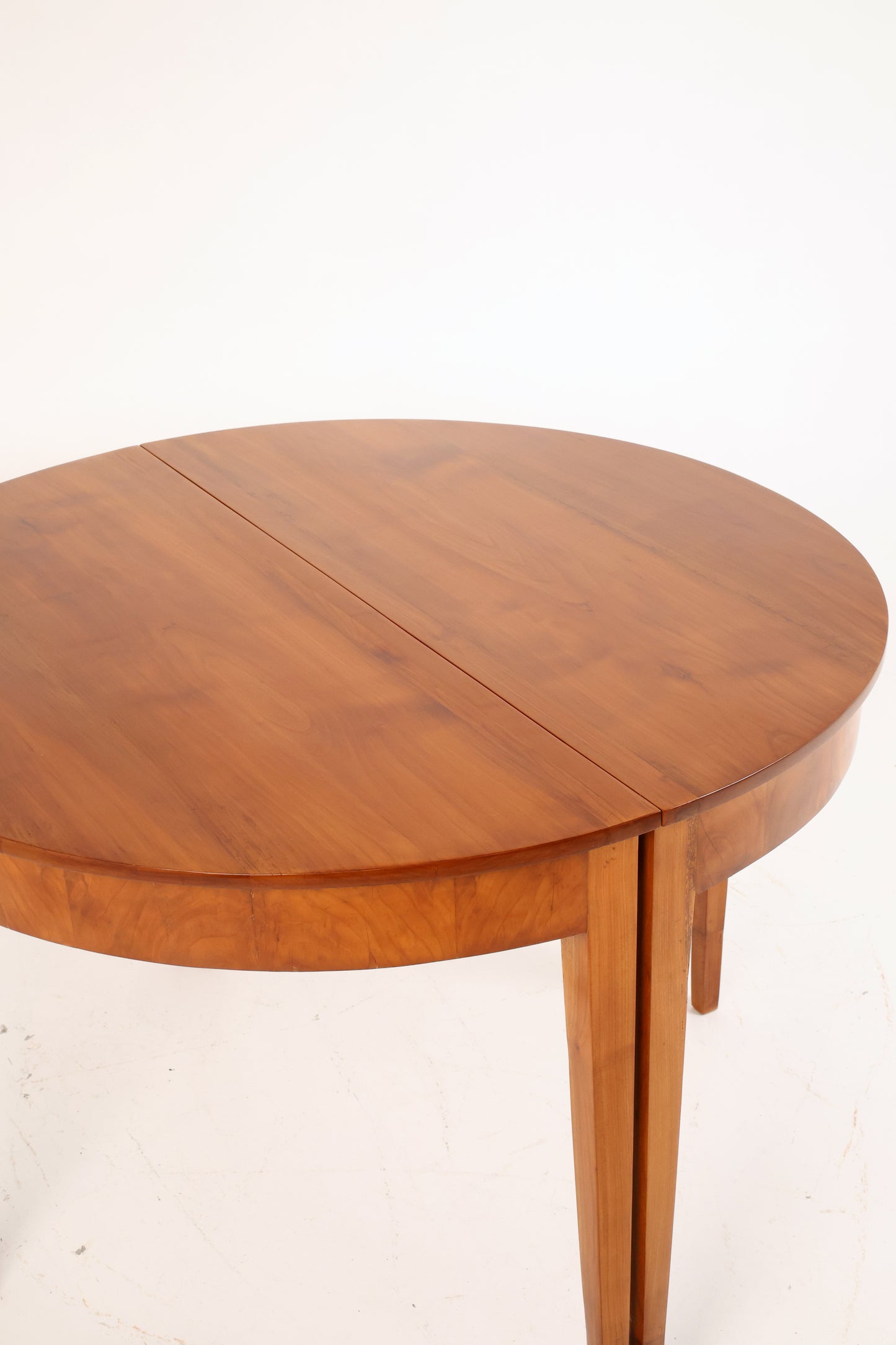 Ein Paar Demi Lune Tische des Biedermeier