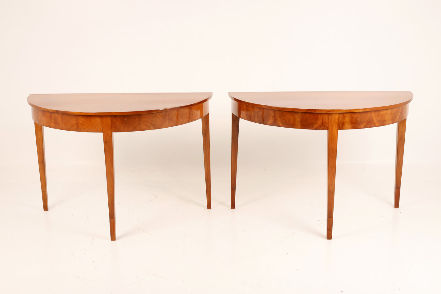 Ein Paar Demi Lune Tische des Biedermeier