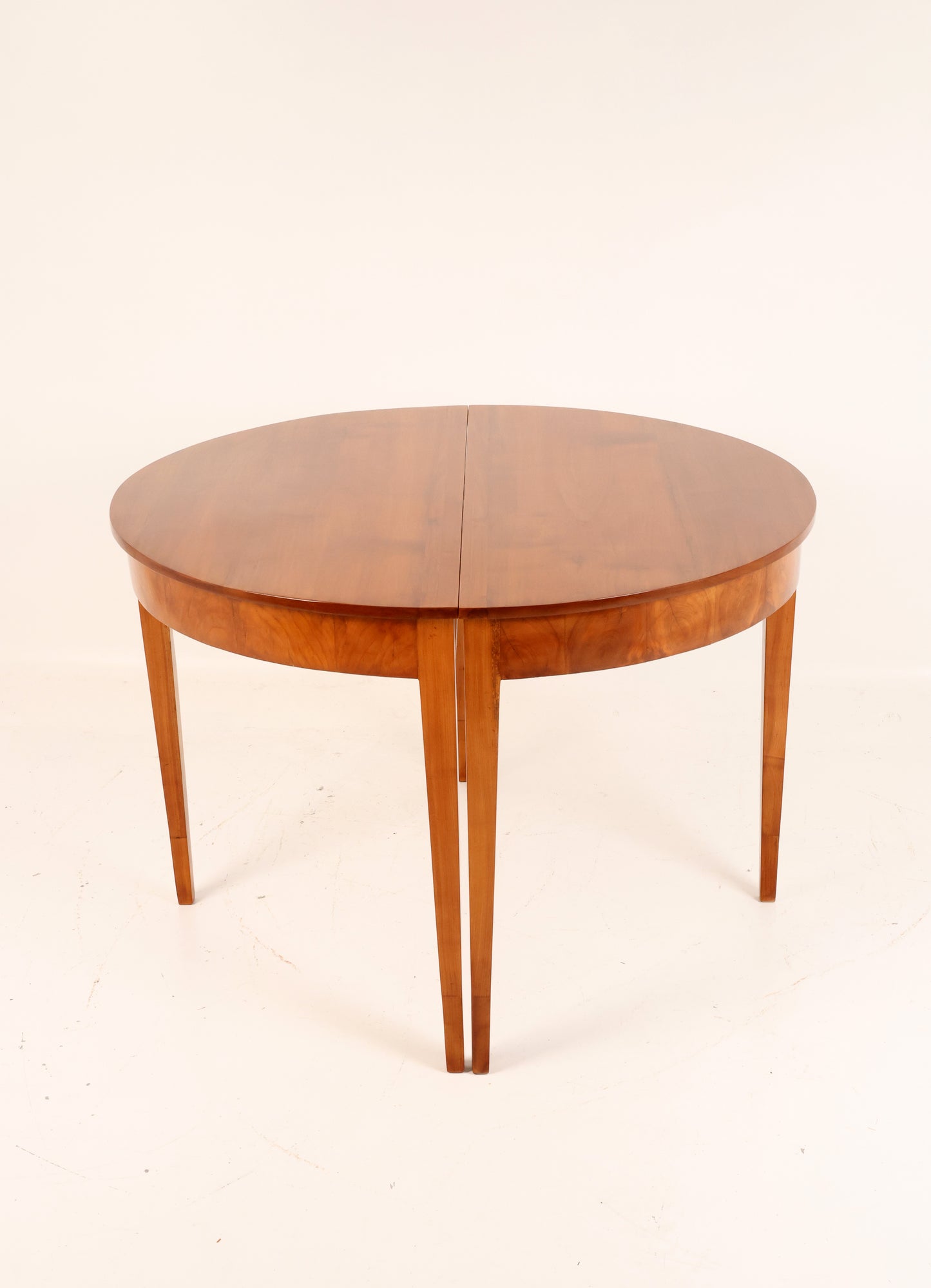 Ein Paar Demi Lune Tische des Biedermeier