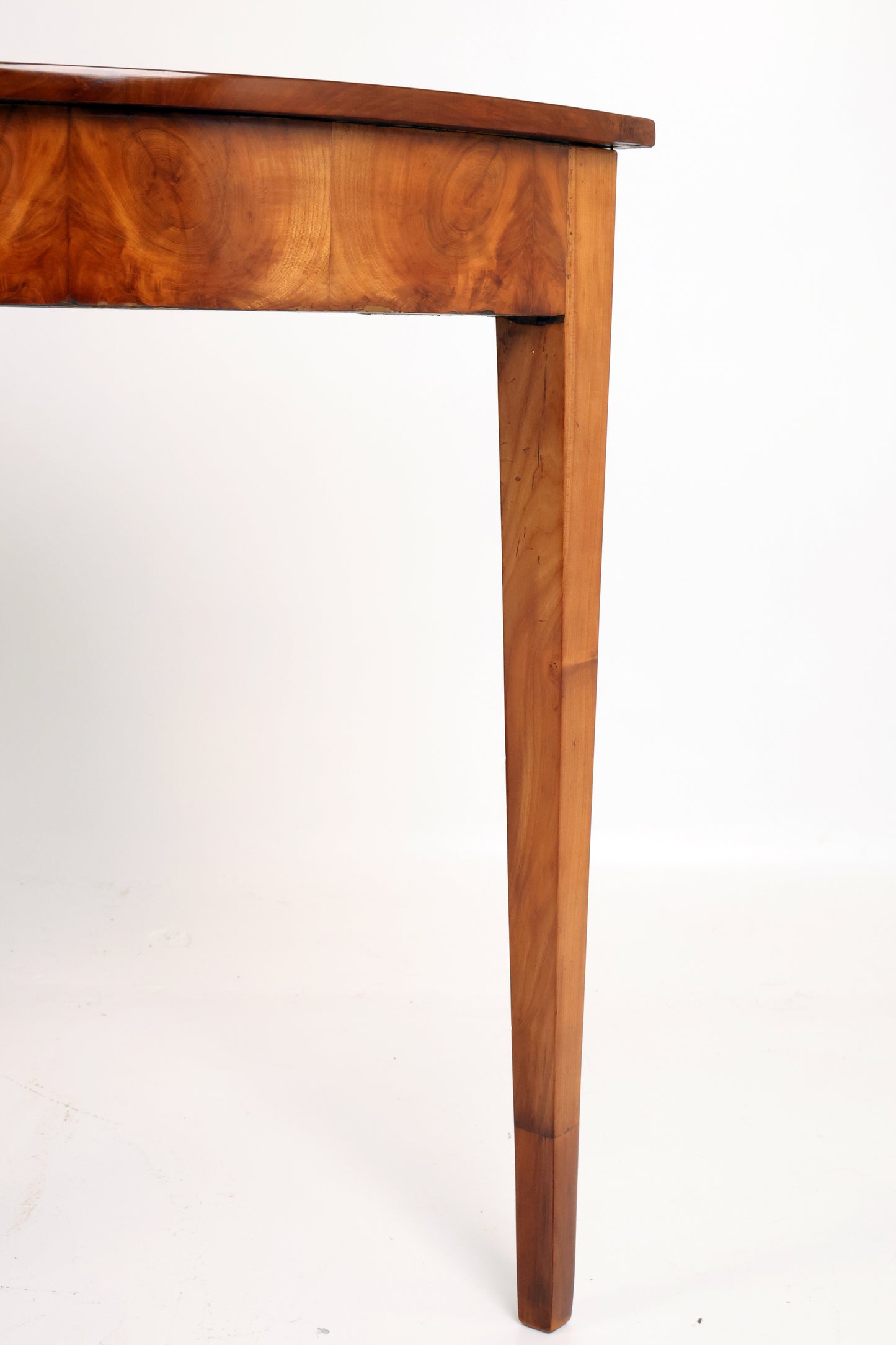 Ein Paar Demi Lune Tische des Biedermeier