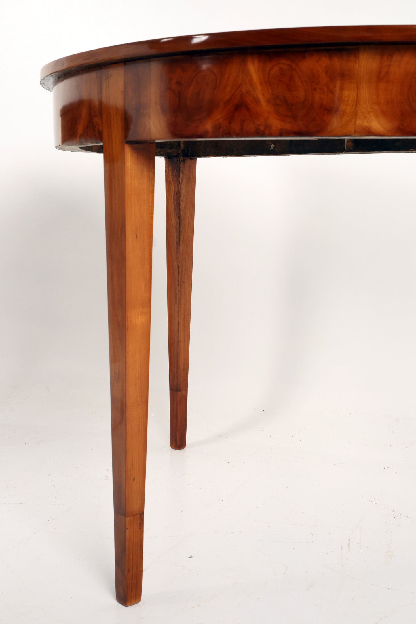 Ein Paar Demi Lune Tische des Biedermeier