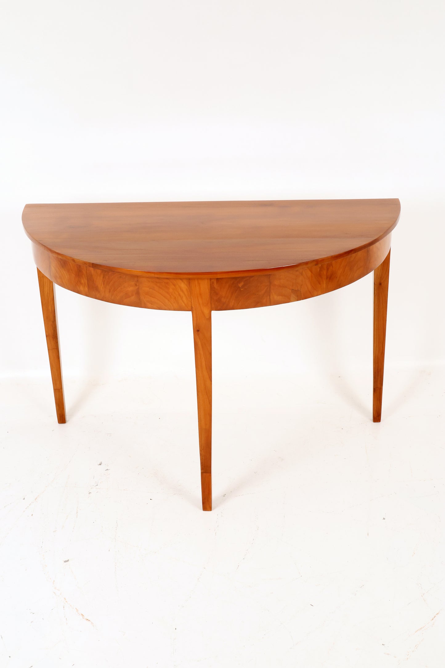 Ein Paar Demi Lune Tische des Biedermeier