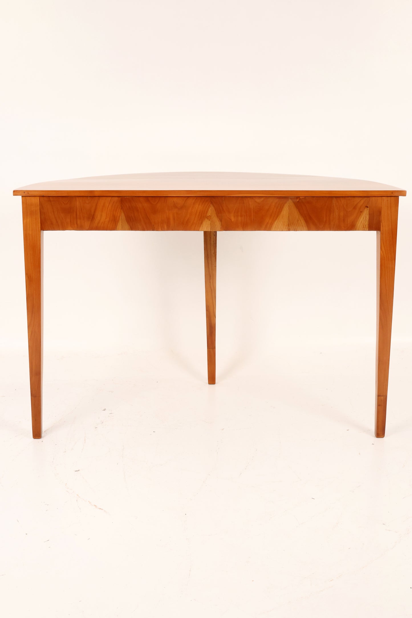 Ein Paar Demi Lune Tische des Biedermeier