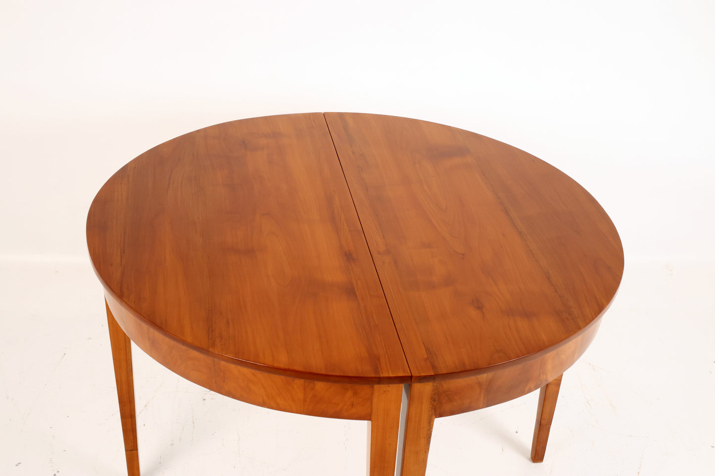 Ein Paar Demi Lune Tische des Biedermeier