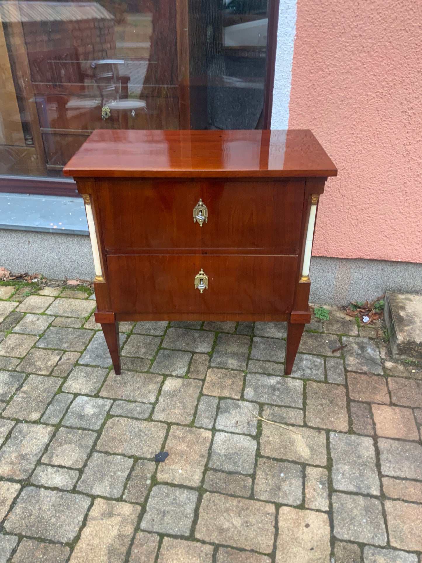 Kleine Empirekommode in Mahagoni um 1810