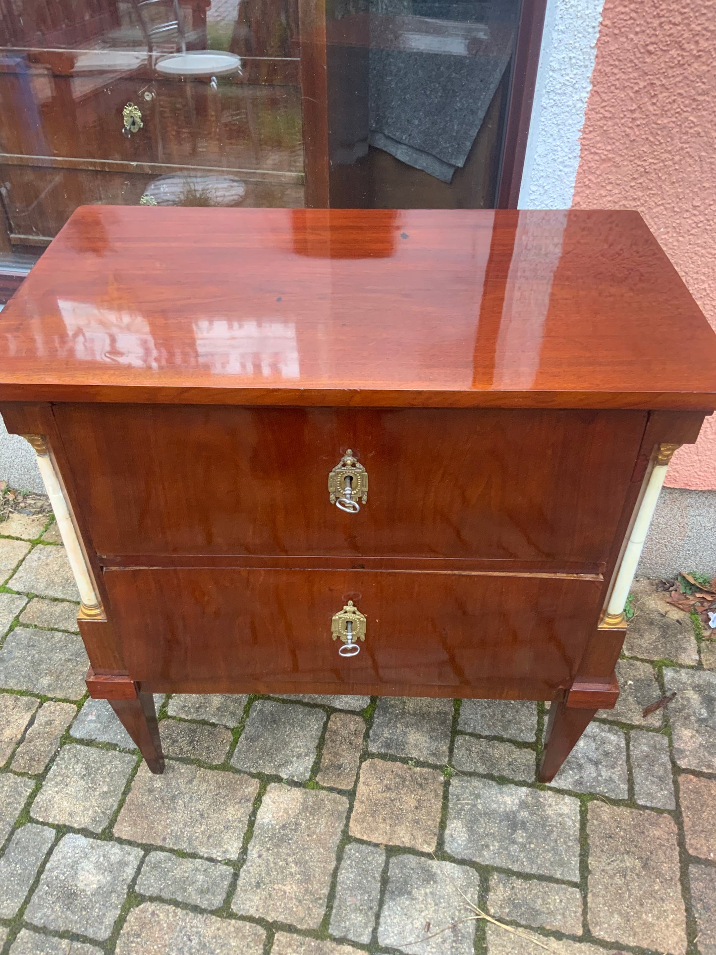 Kleine Empirekommode in Mahagoni um 1810