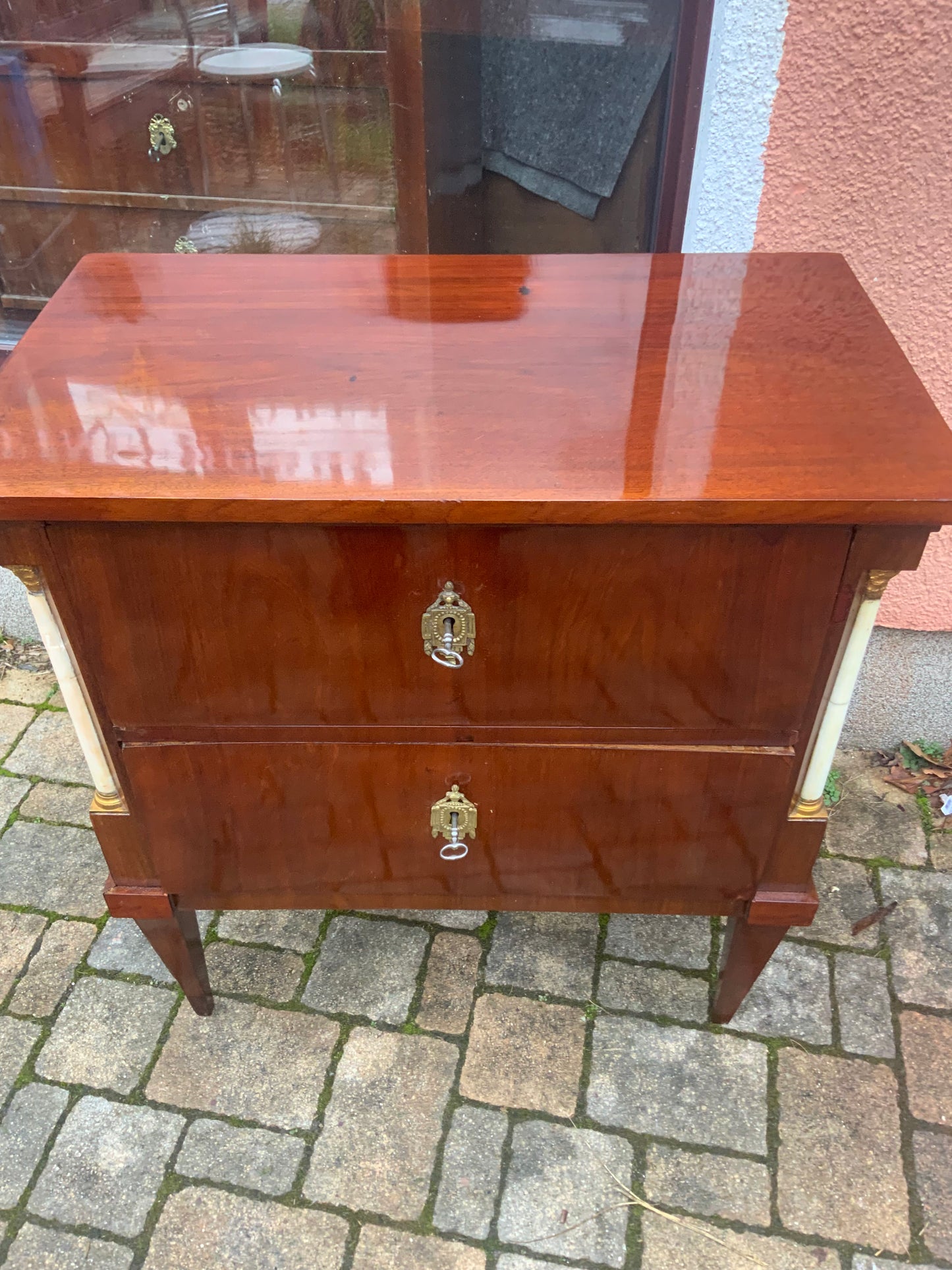 Kleine Empirekommode in Mahagoni um 1810