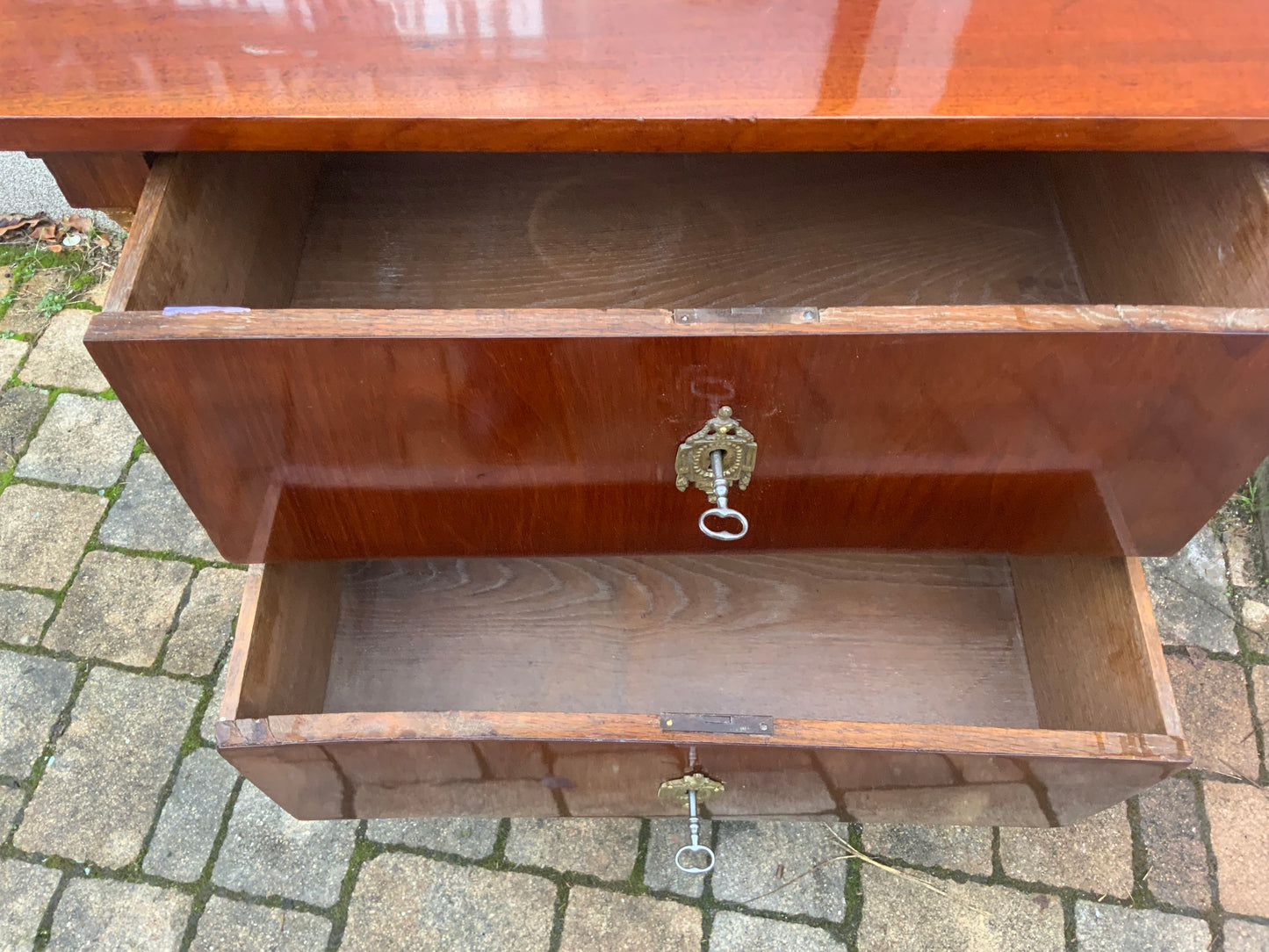 Kleine Empirekommode in Mahagoni um 1810