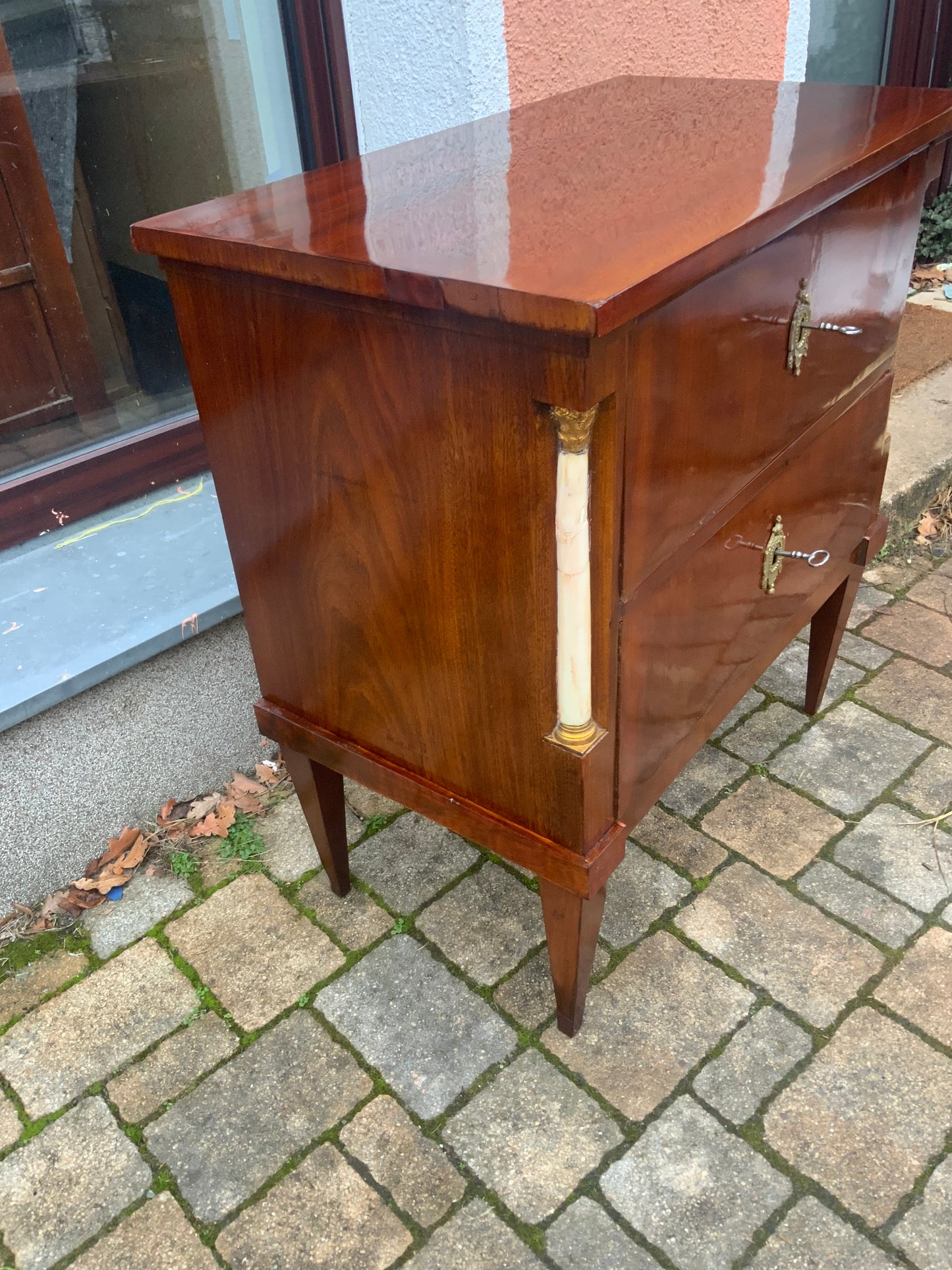 Kleine Empirekommode in Mahagoni um 1810