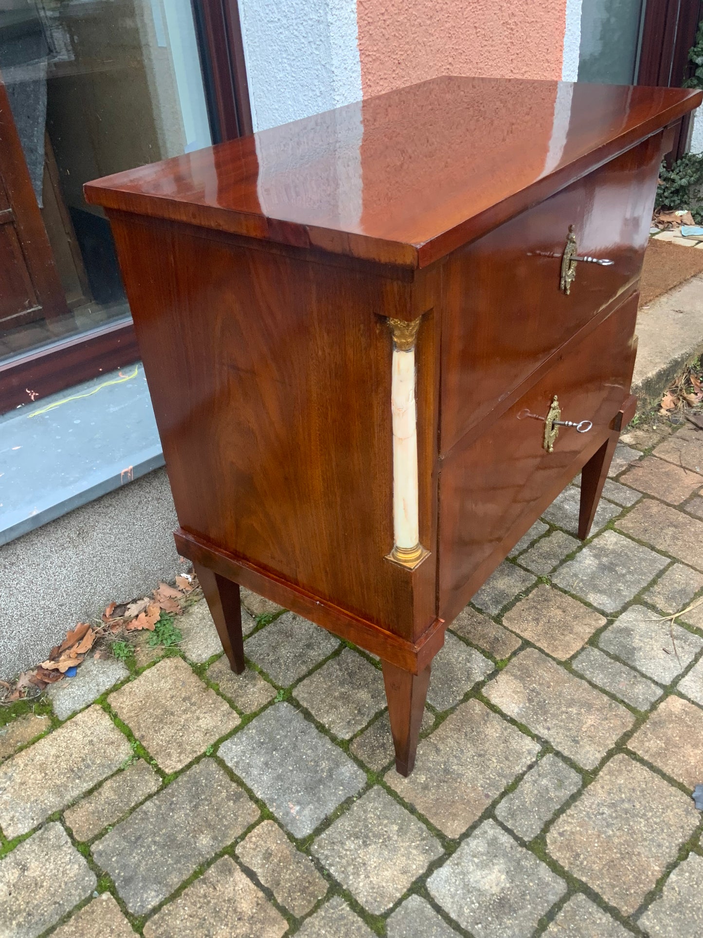 Kleine Empirekommode in Mahagoni um 1810