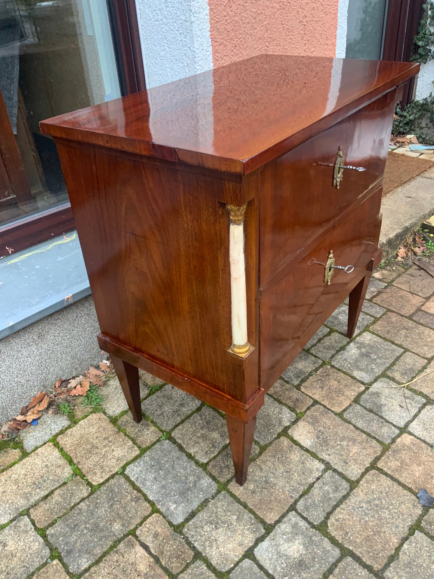 Kleine Empirekommode in Mahagoni um 1810
