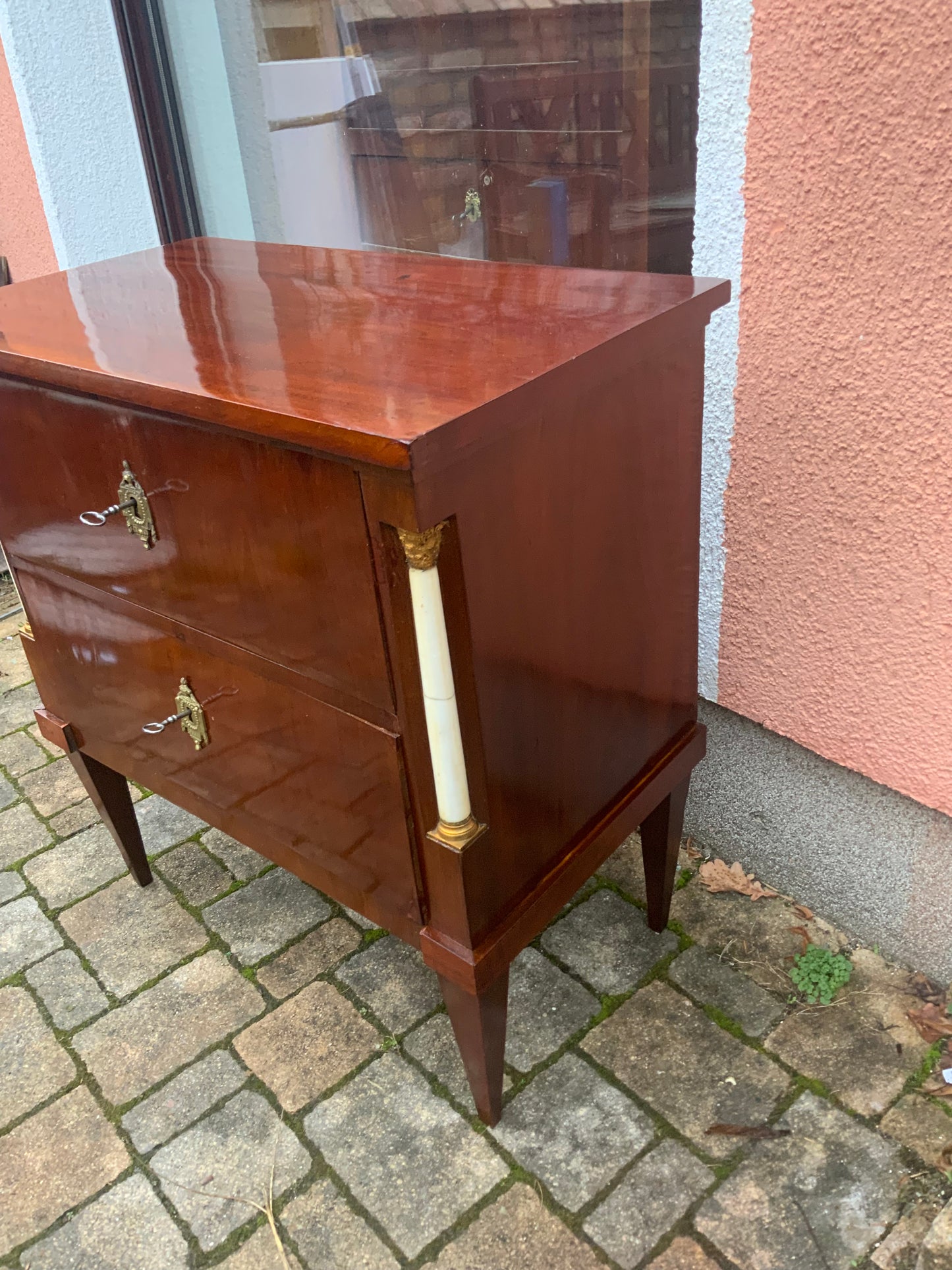 Kleine Empirekommode in Mahagoni um 1810