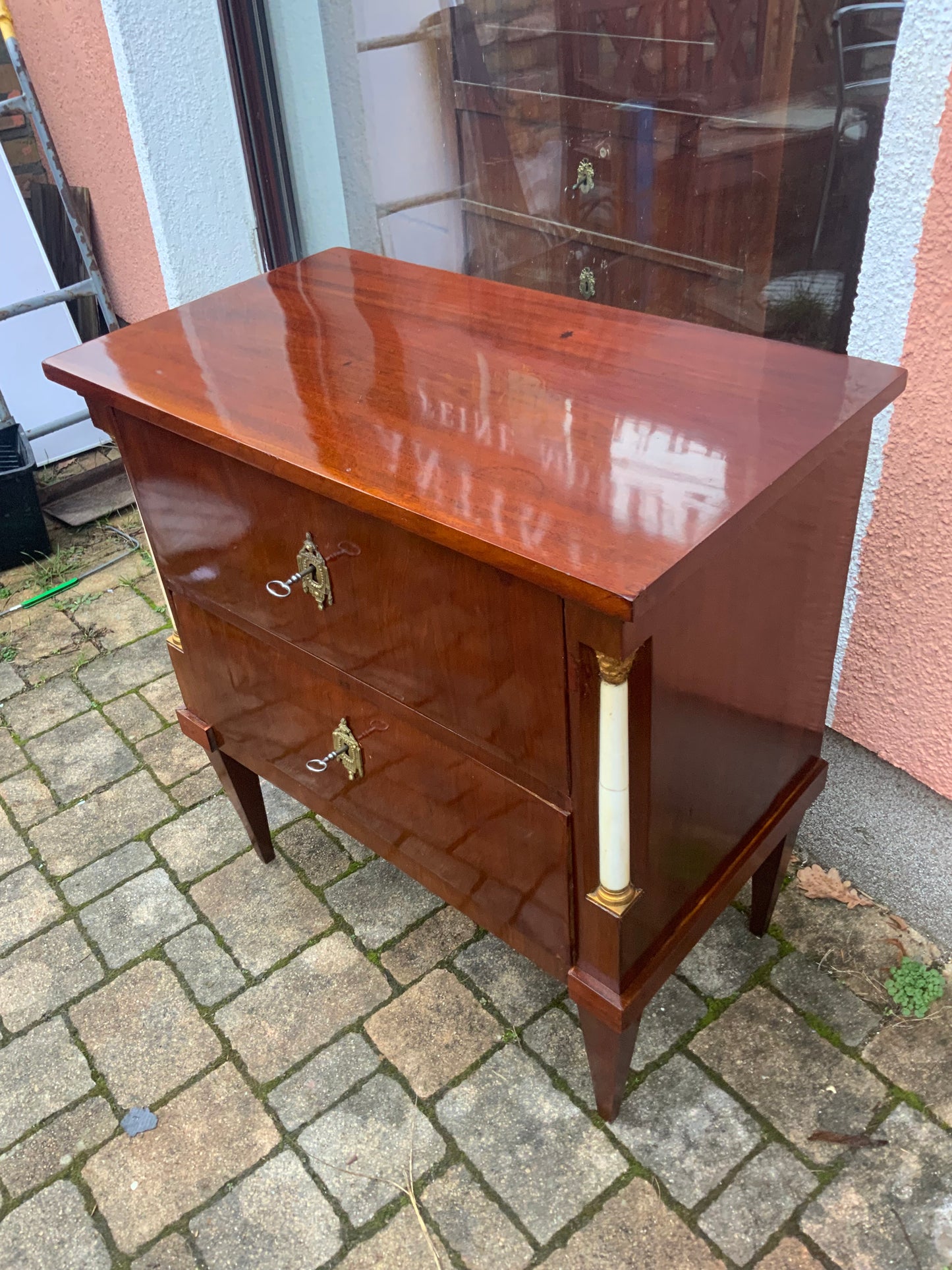 Kleine Empirekommode in Mahagoni um 1810