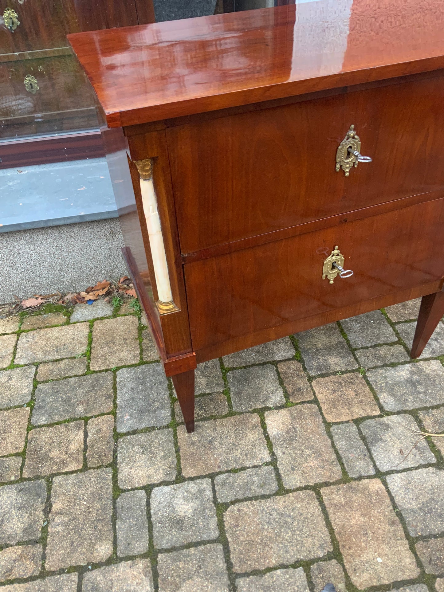 Kleine Empirekommode in Mahagoni um 1810