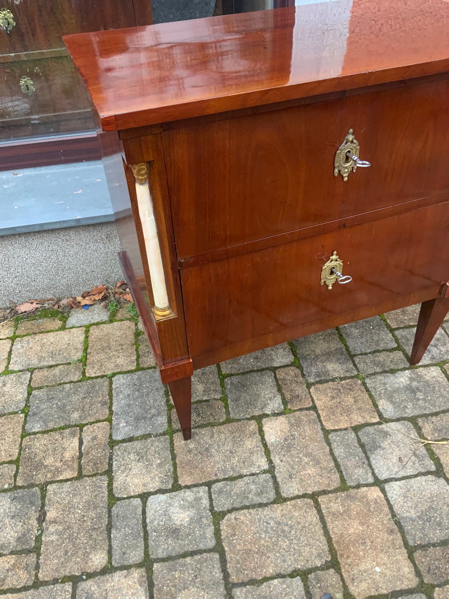 Kleine Empirekommode in Mahagoni um 1810