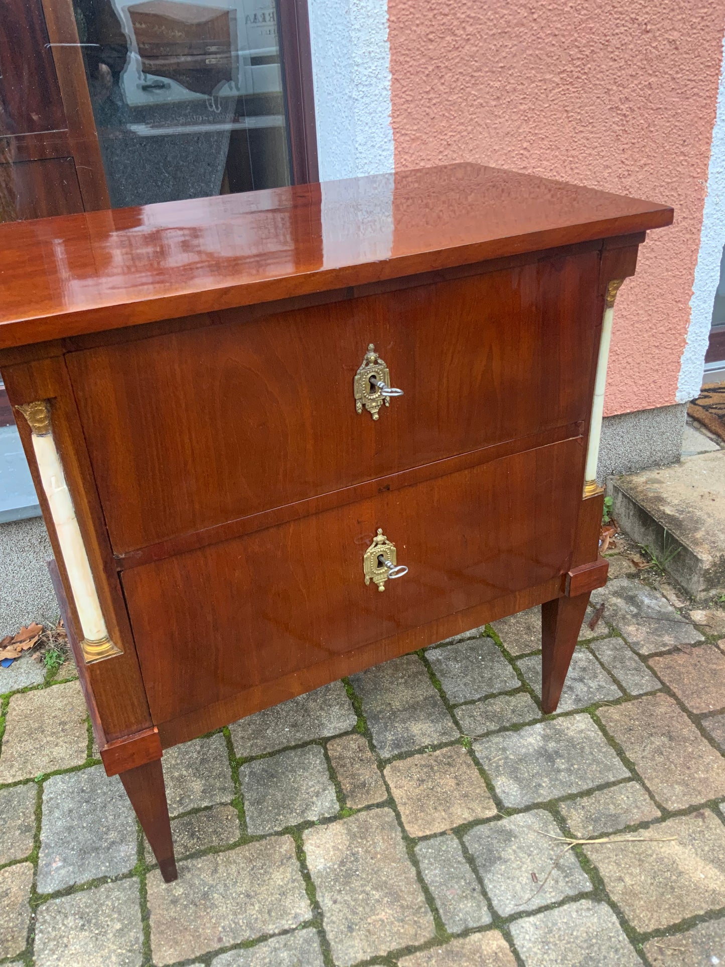 Kleine Empirekommode in Mahagoni um 1810