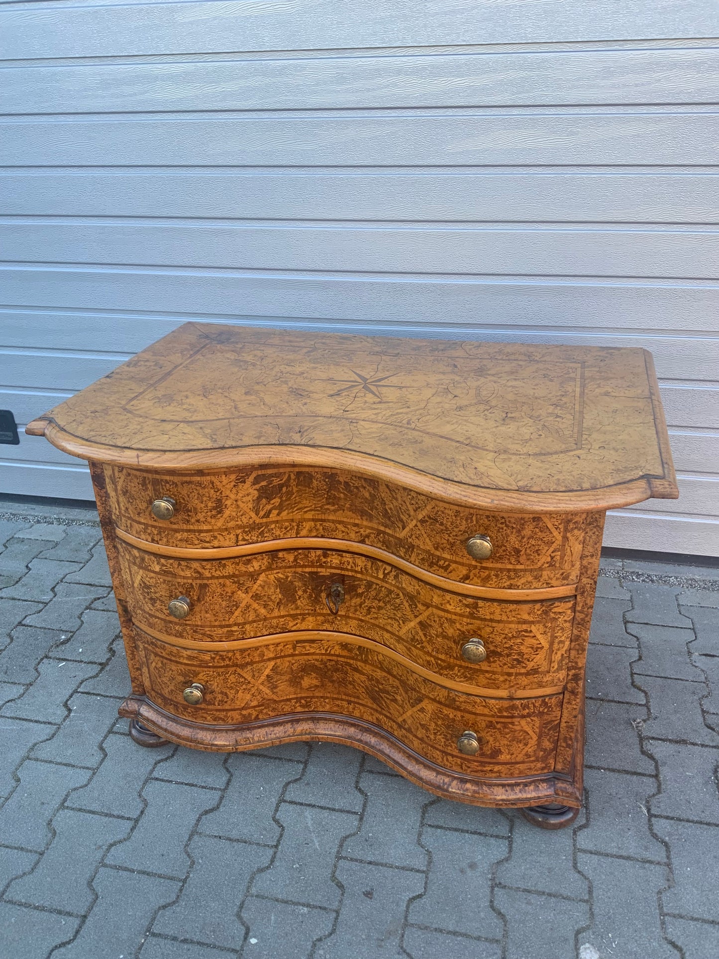 Braunschweiger Barockkommode in Ahornmaser um 1760