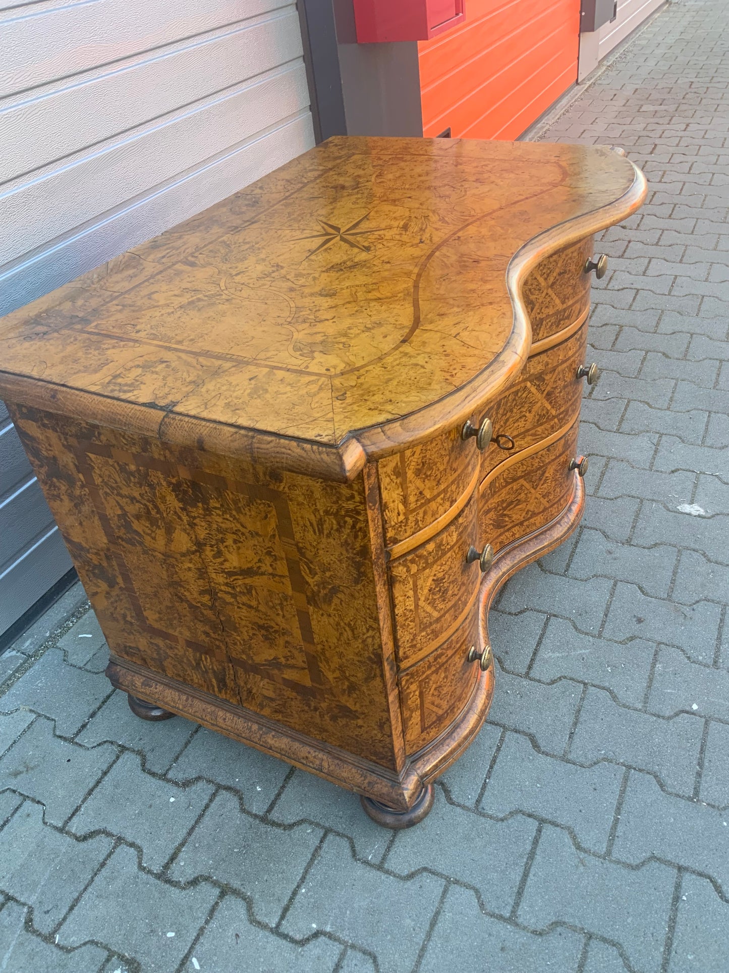 Braunschweiger Barockkommode in Ahornmaser um 1760