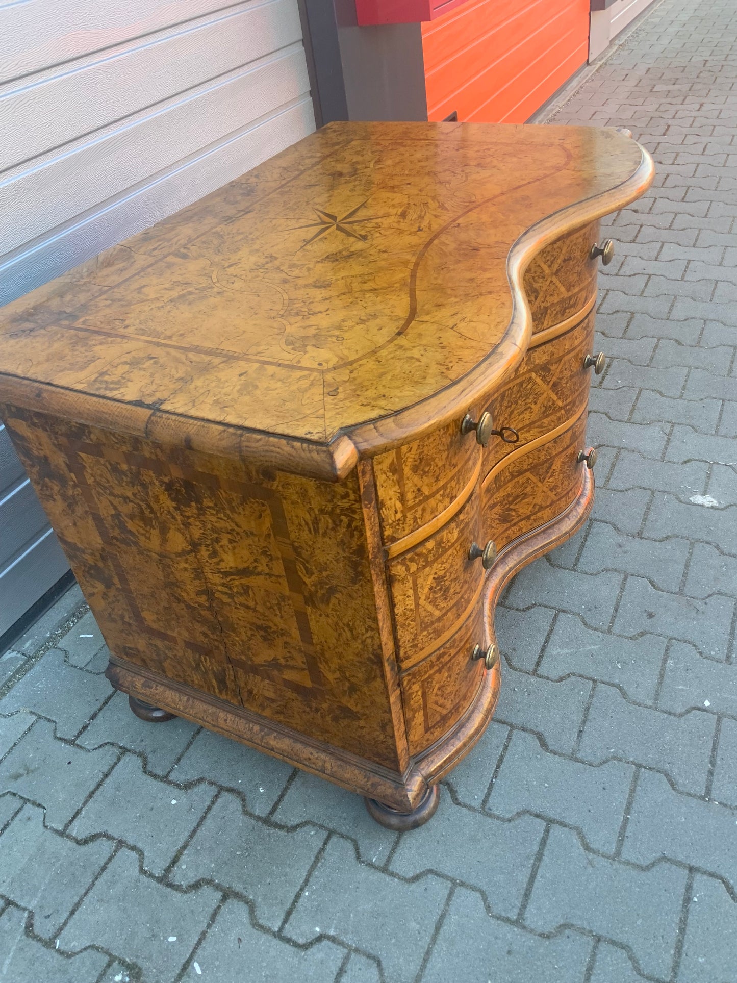 Braunschweiger Barockkommode in Ahornmaser um 1760