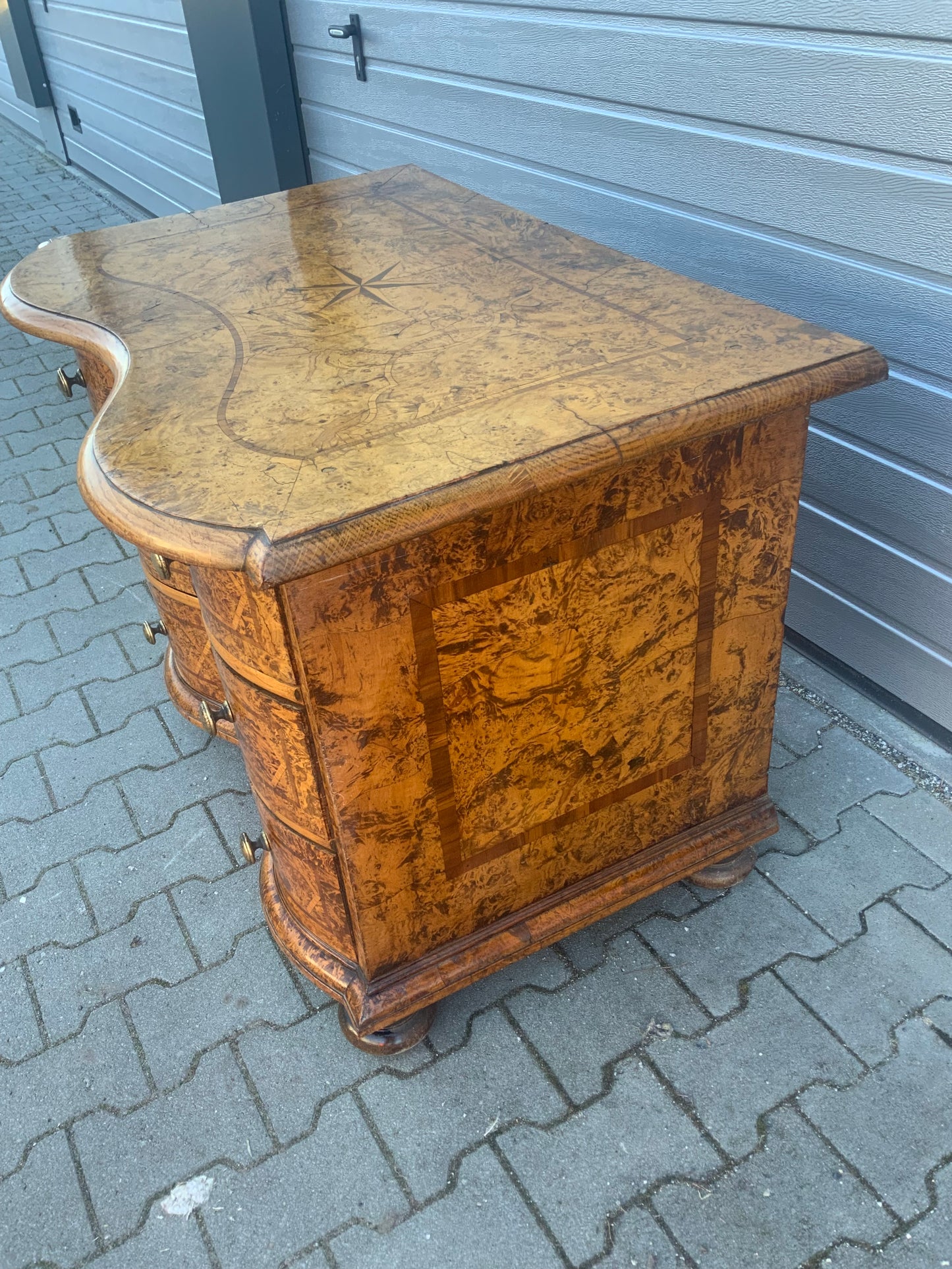 Braunschweiger Barockkommode in Ahornmaser um 1760