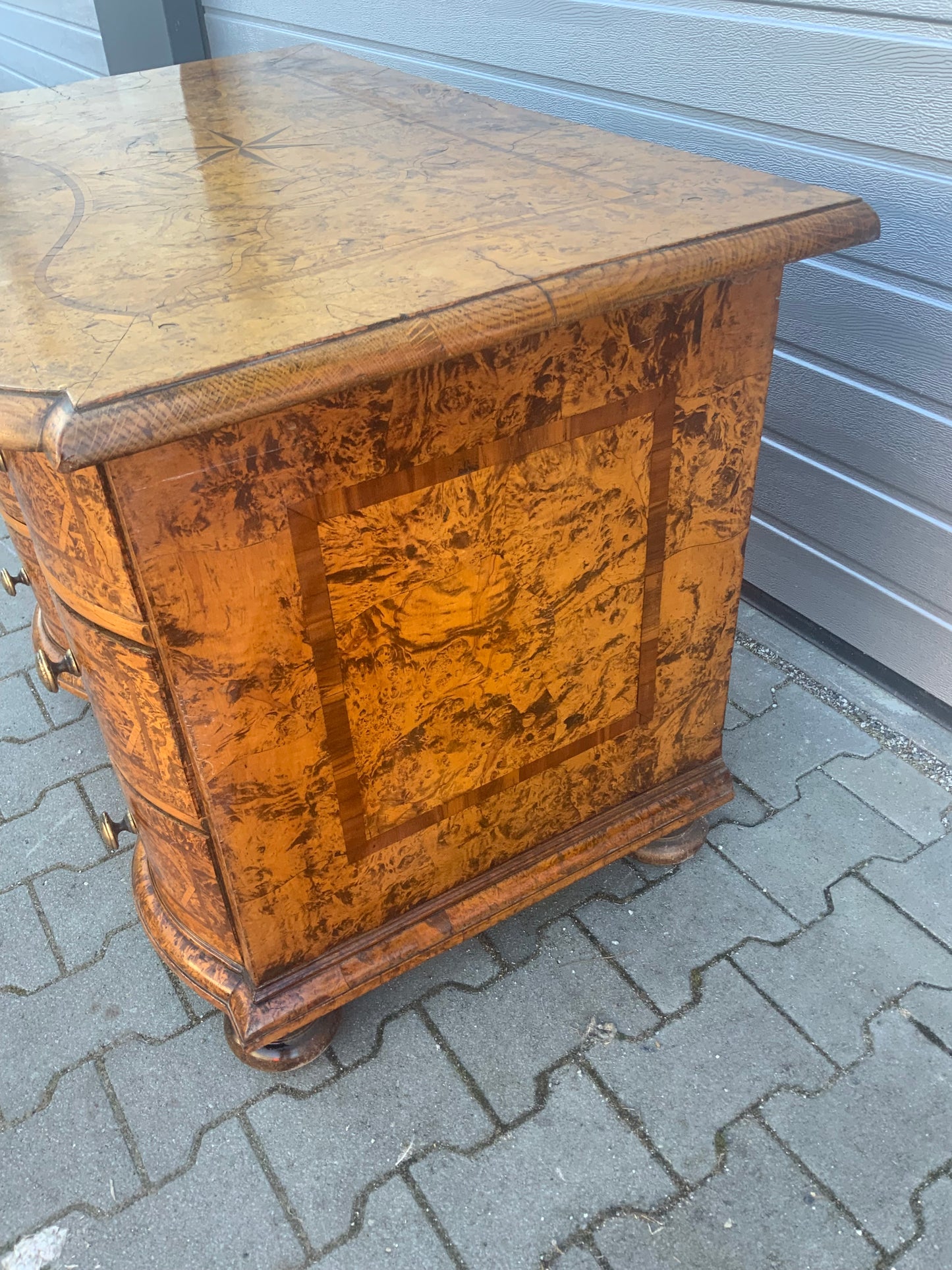 Braunschweiger Barockkommode in Ahornmaser um 1760