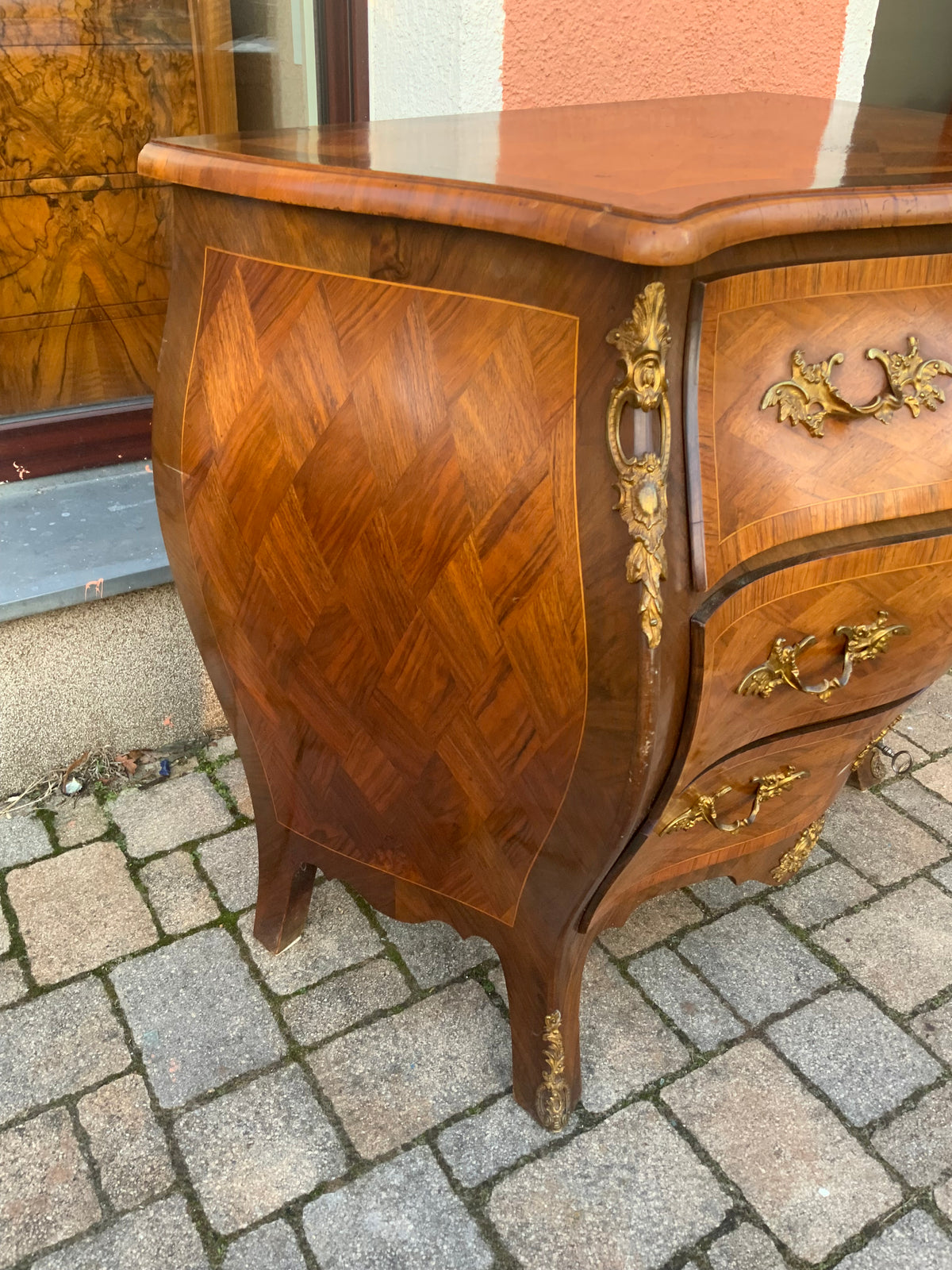 Skandinavische Barockkommode in Nussbaum um 1900