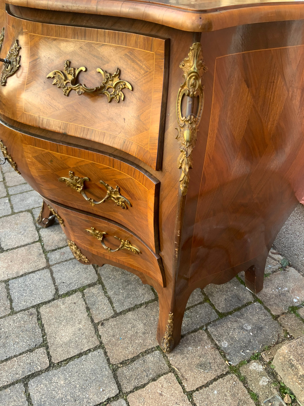 Skandinavische Barockkommode in Nussbaum um 1900