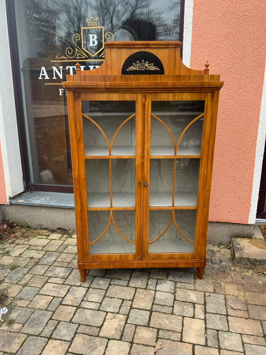 Biedermeier Vitrinenschrank in Kirschbaum um 1840