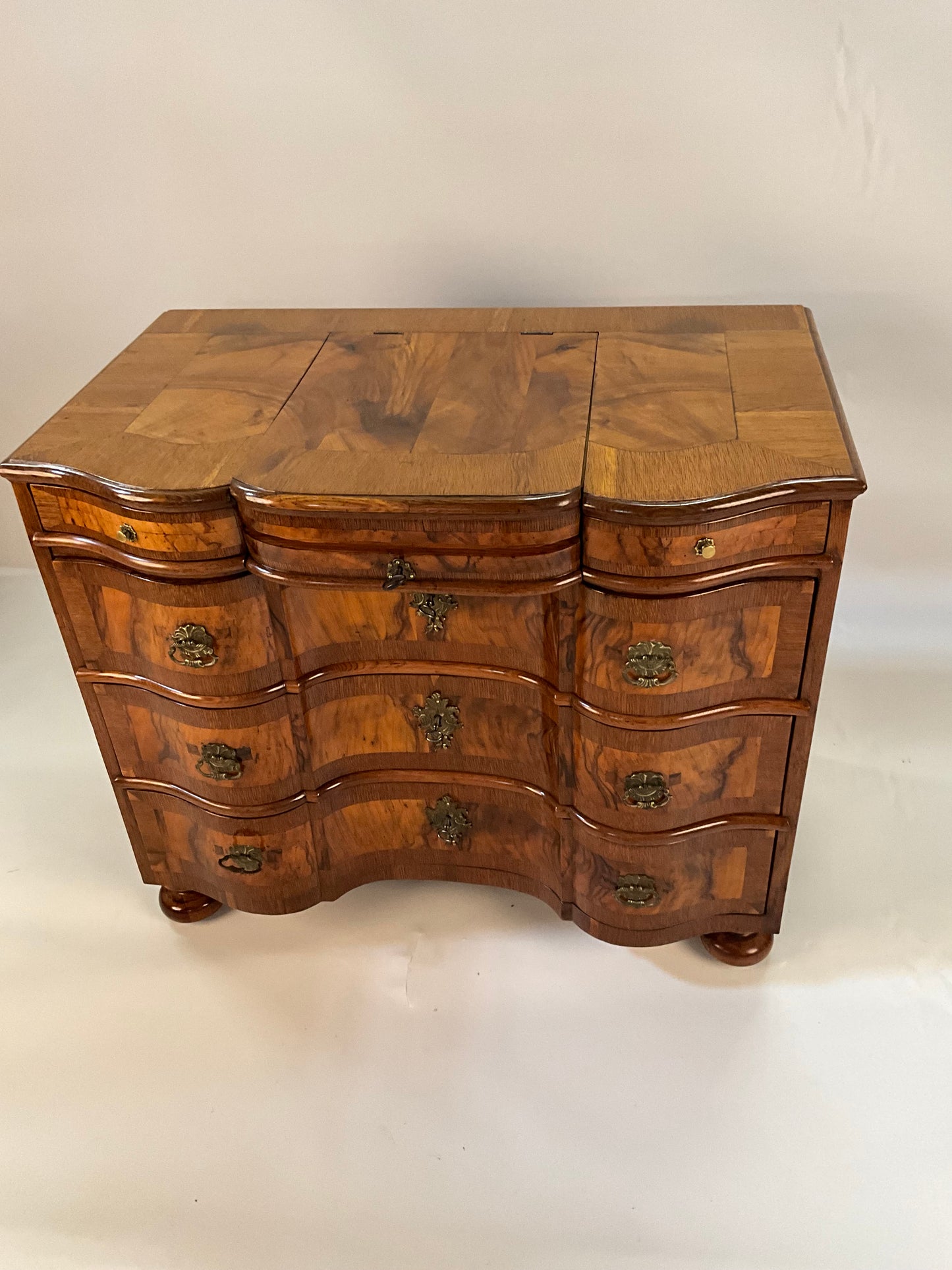 Barockkommode in Nussbaum mit Spiegel um 1760