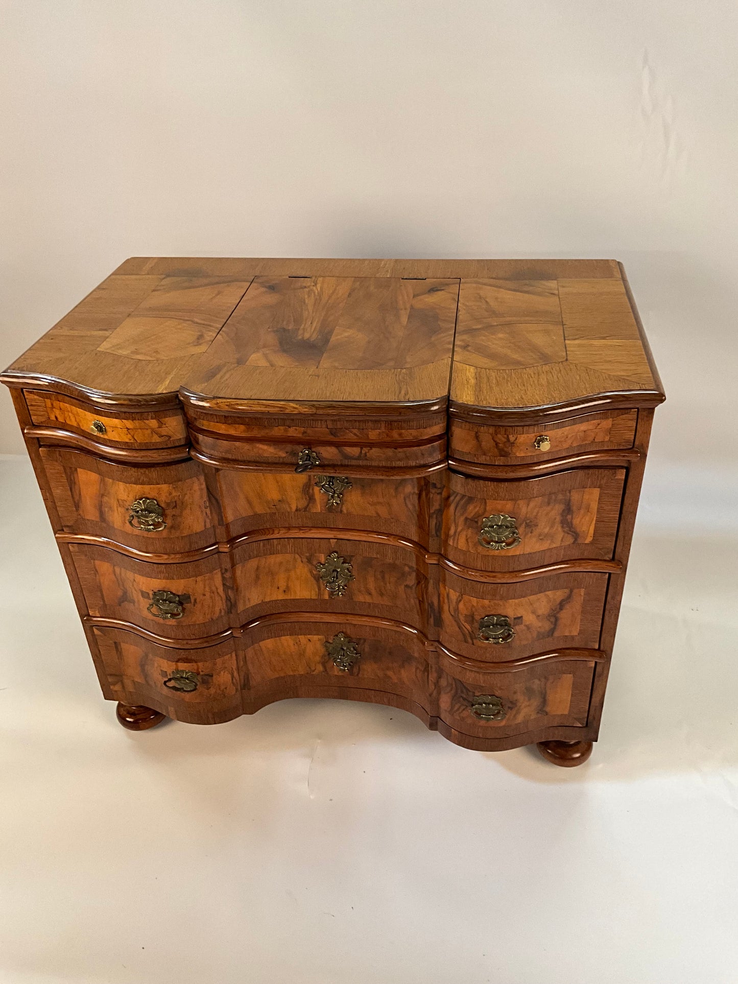 Barockkommode in Nussbaum mit Spiegel um 1760