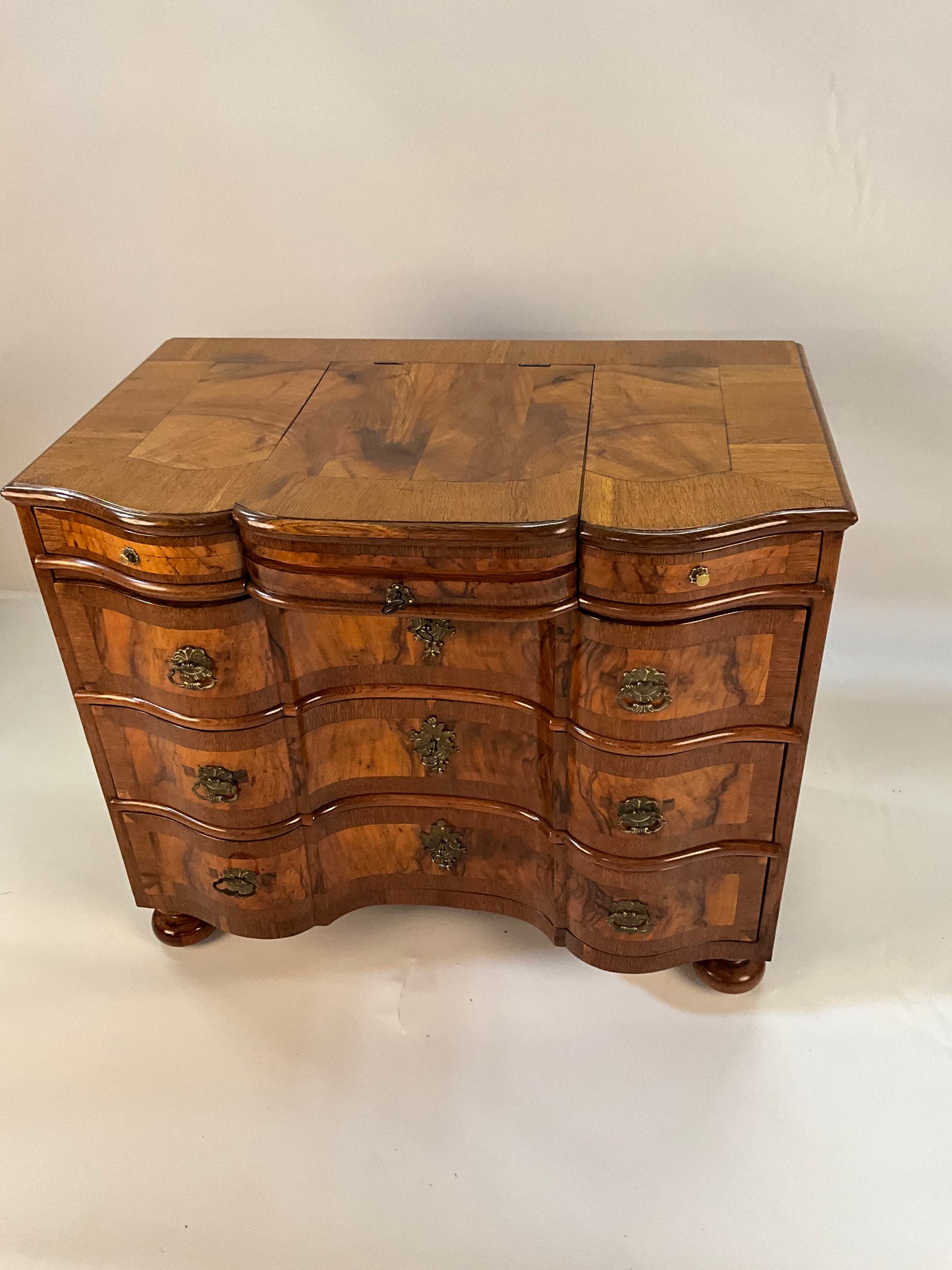 Barockkommode in Nussbaum mit Spiegel um 1760