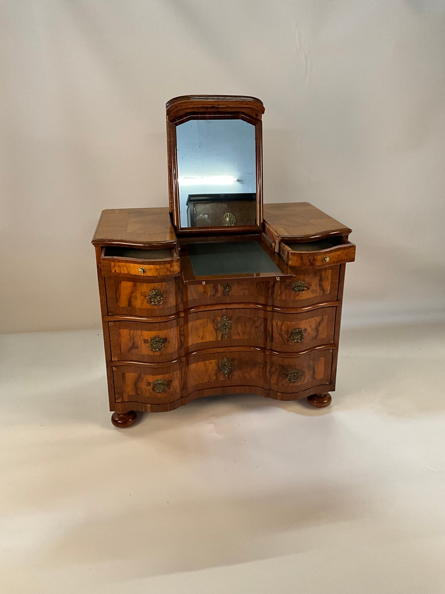 Barockkommode in Nussbaum mit Spiegel um 1760