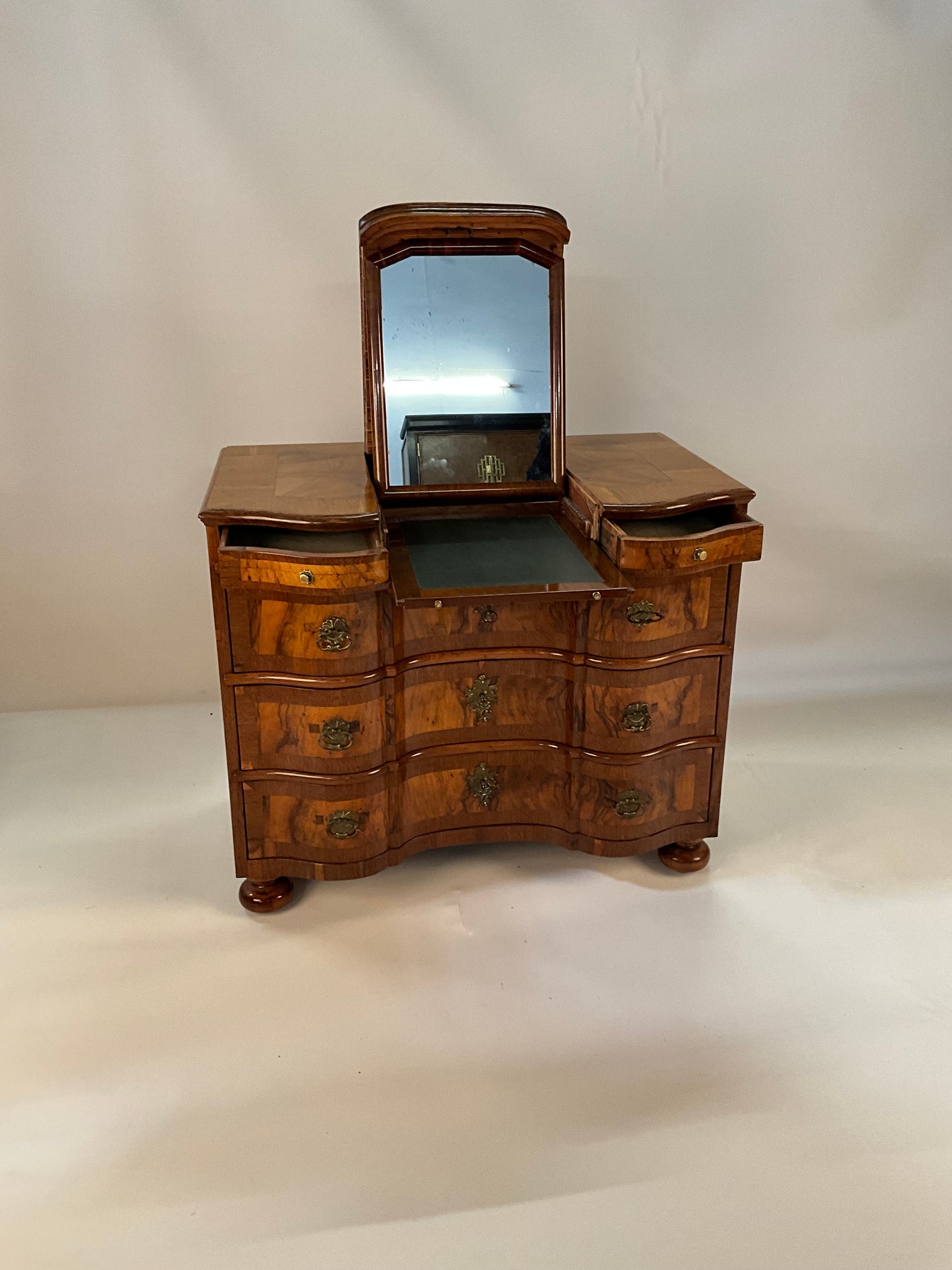 Barockkommode in Nussbaum mit Spiegel um 1760