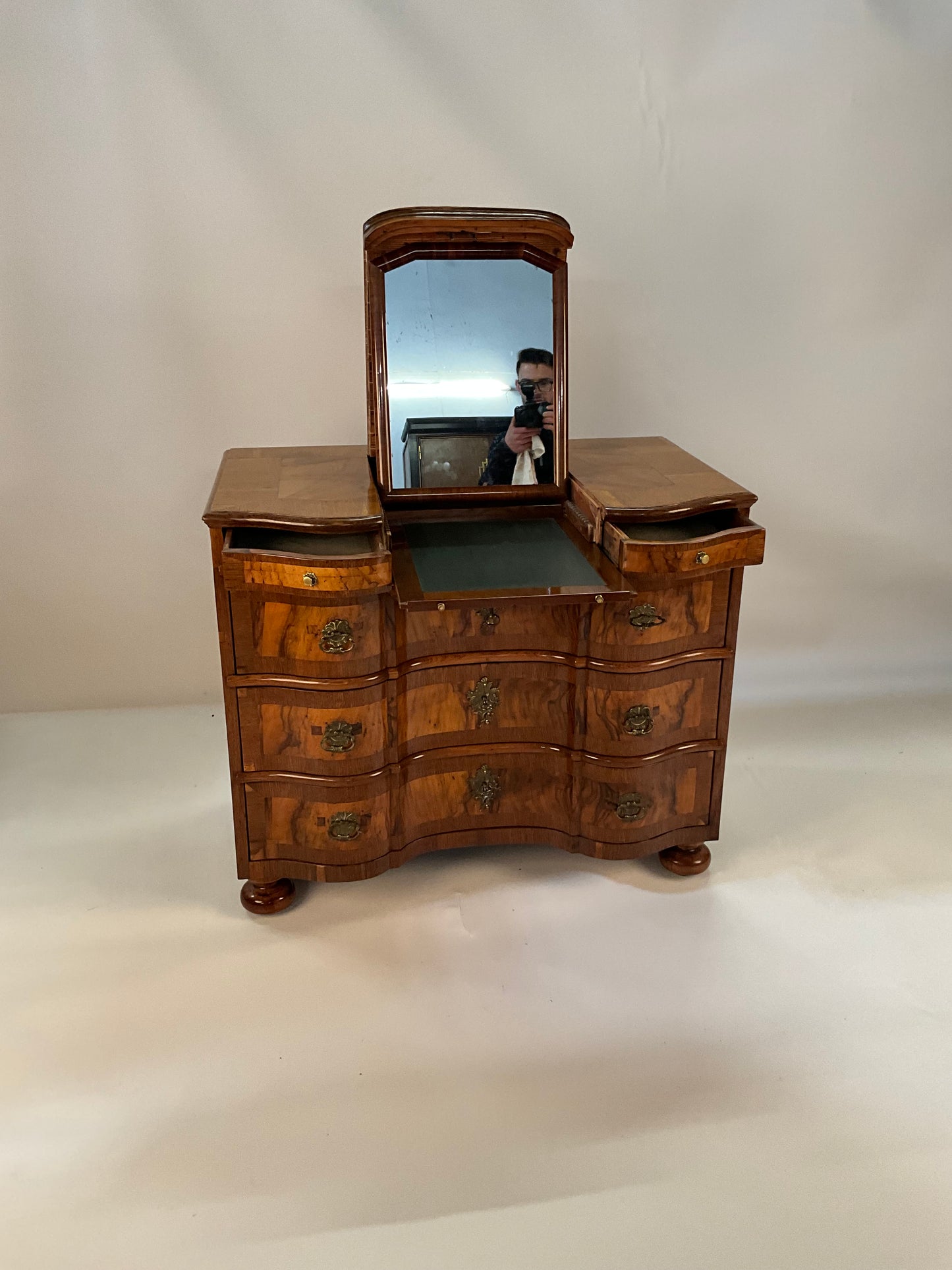 Barockkommode in Nussbaum mit Spiegel um 1760