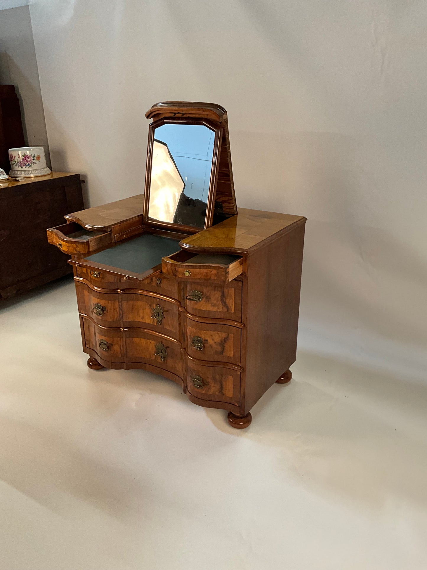 Barockkommode in Nussbaum mit Spiegel um 1760