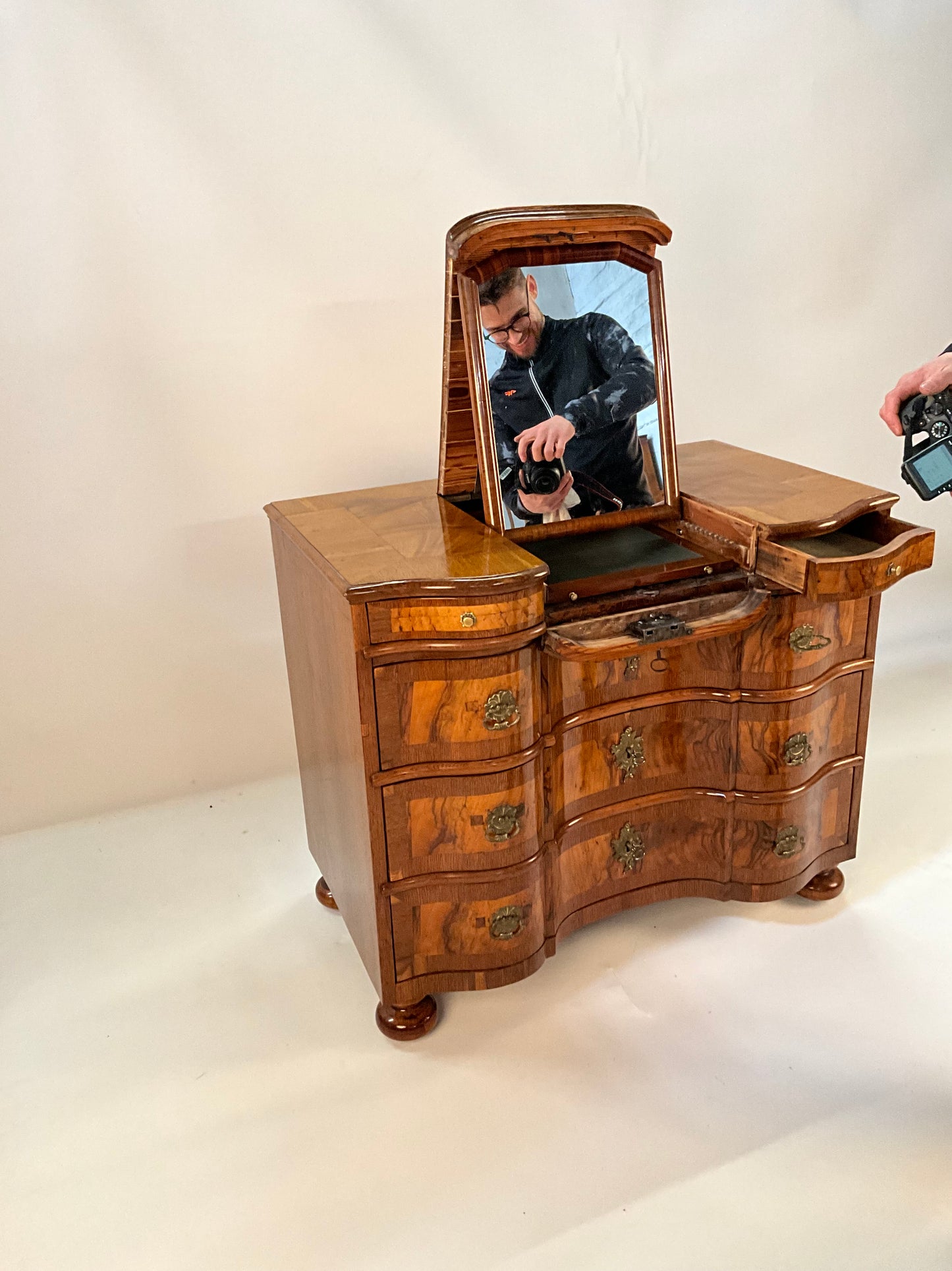 Barockkommode in Nussbaum mit Spiegel um 1760