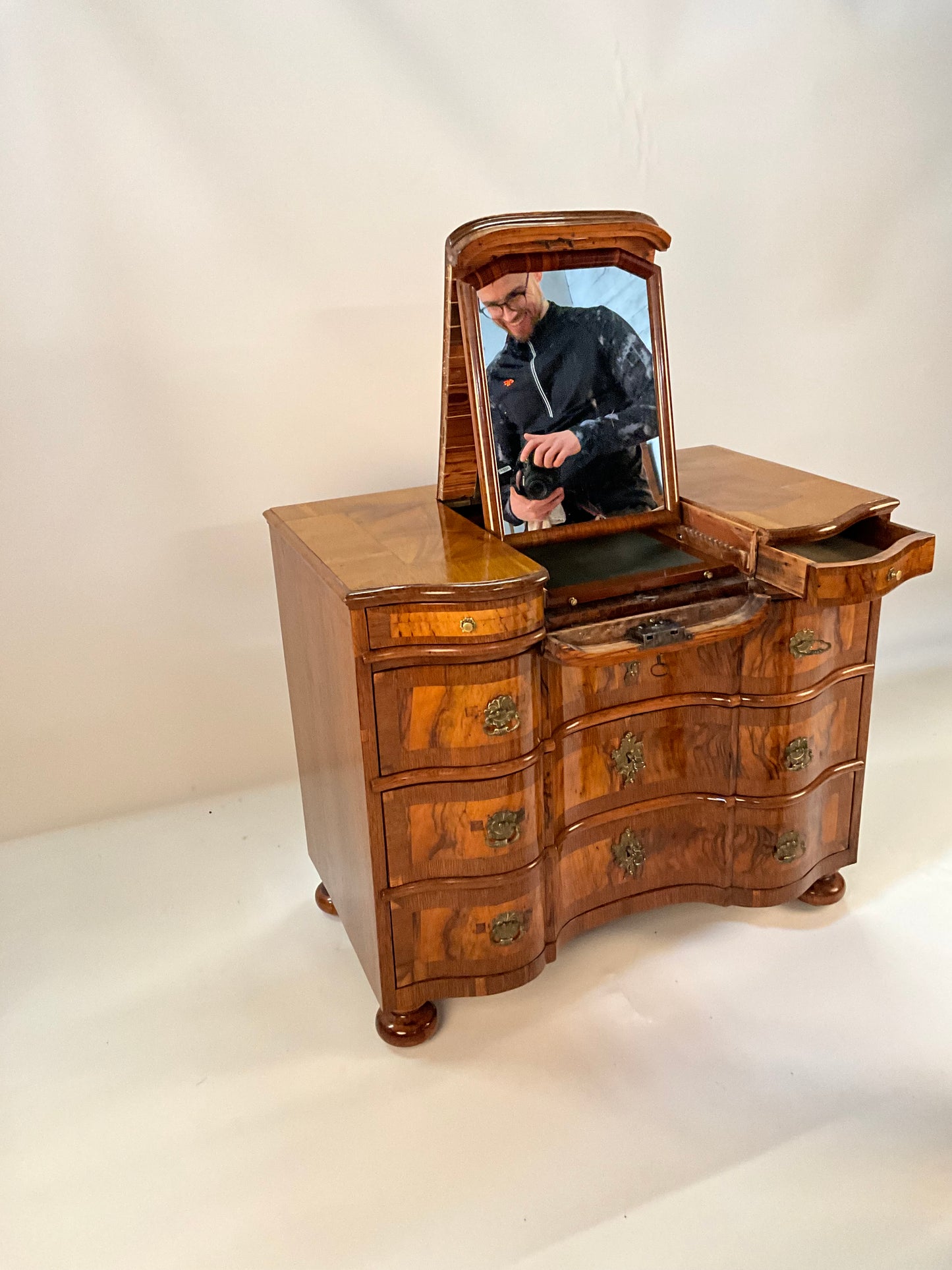 Barockkommode in Nussbaum mit Spiegel um 1760